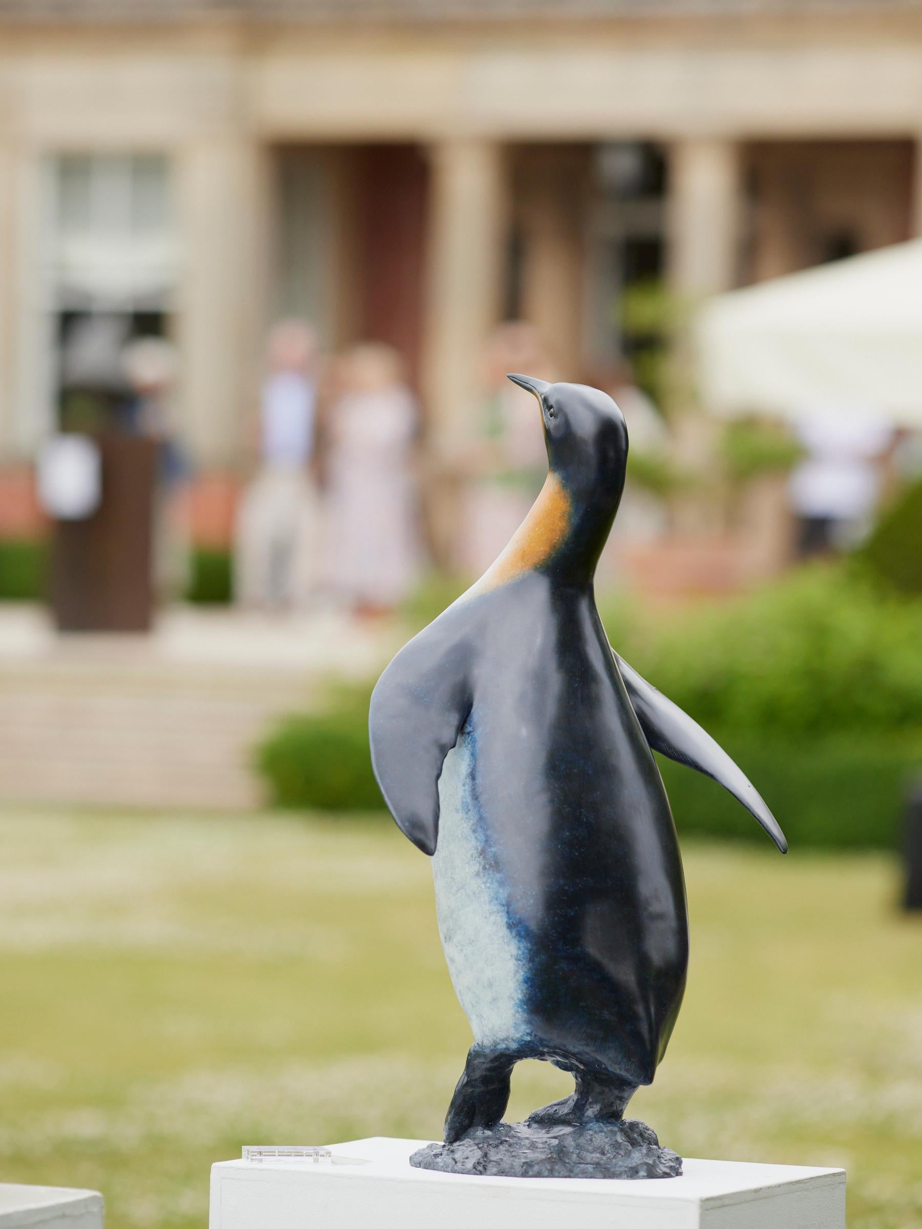 Zeitgenössische Bronze-Skulptur eines Königspinguins, lebhaftes Blau, Seevogel, Felsen im Angebot 8