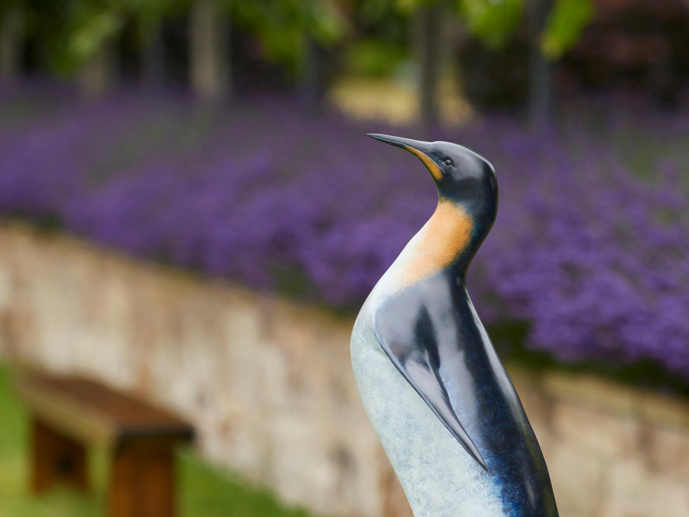 Zeitgenössische Bronze-Skulptur eines Königspinguins, lebhaftes Blau, Seevogel, Felsen im Angebot 9