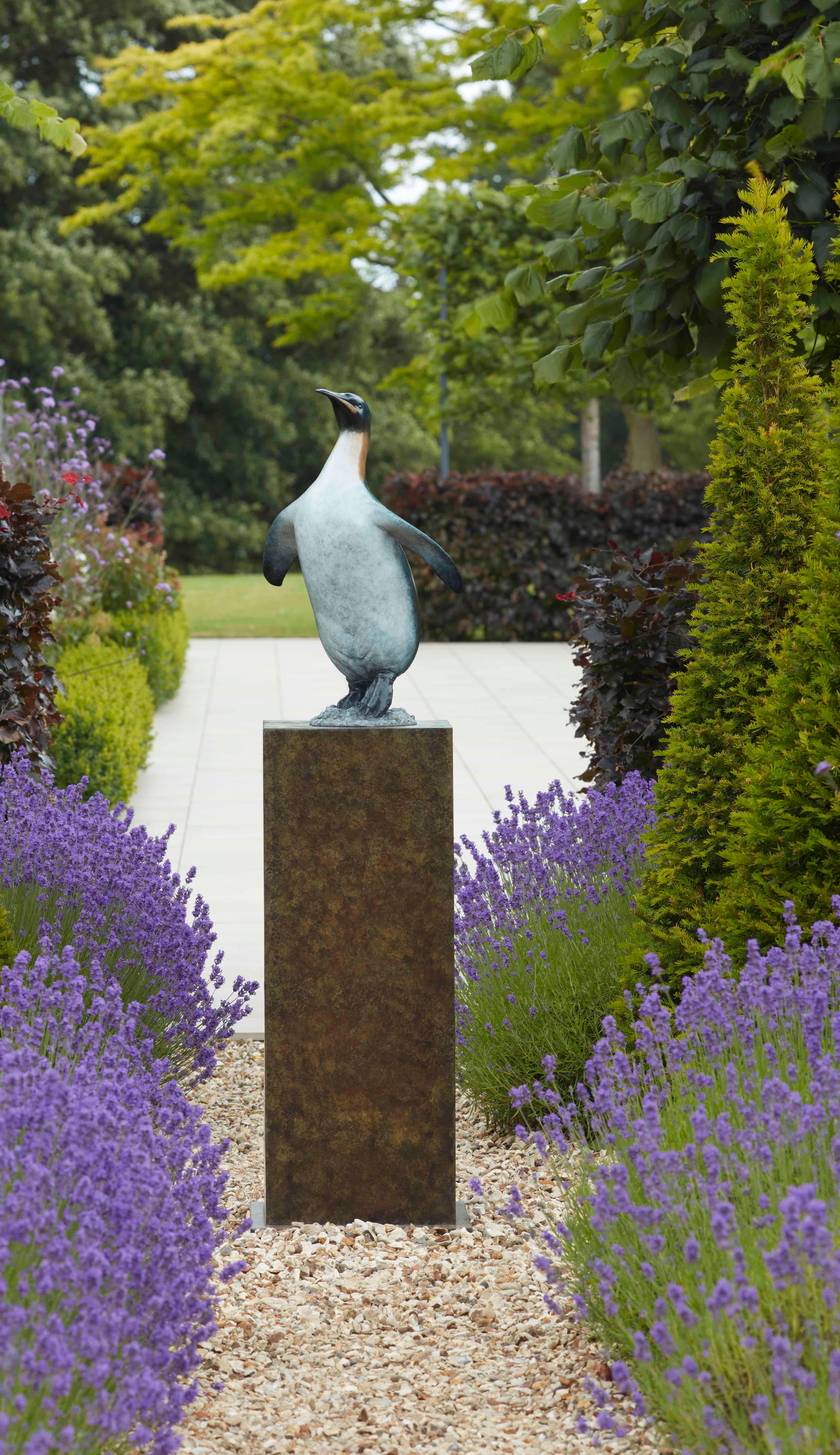 Zeitgenössische Bronze-Skulptur eines Königspinguins, lebhaftes Blau, Seevogel, Felsen (Gold), Still-Life Sculpture, von Tobias Martin