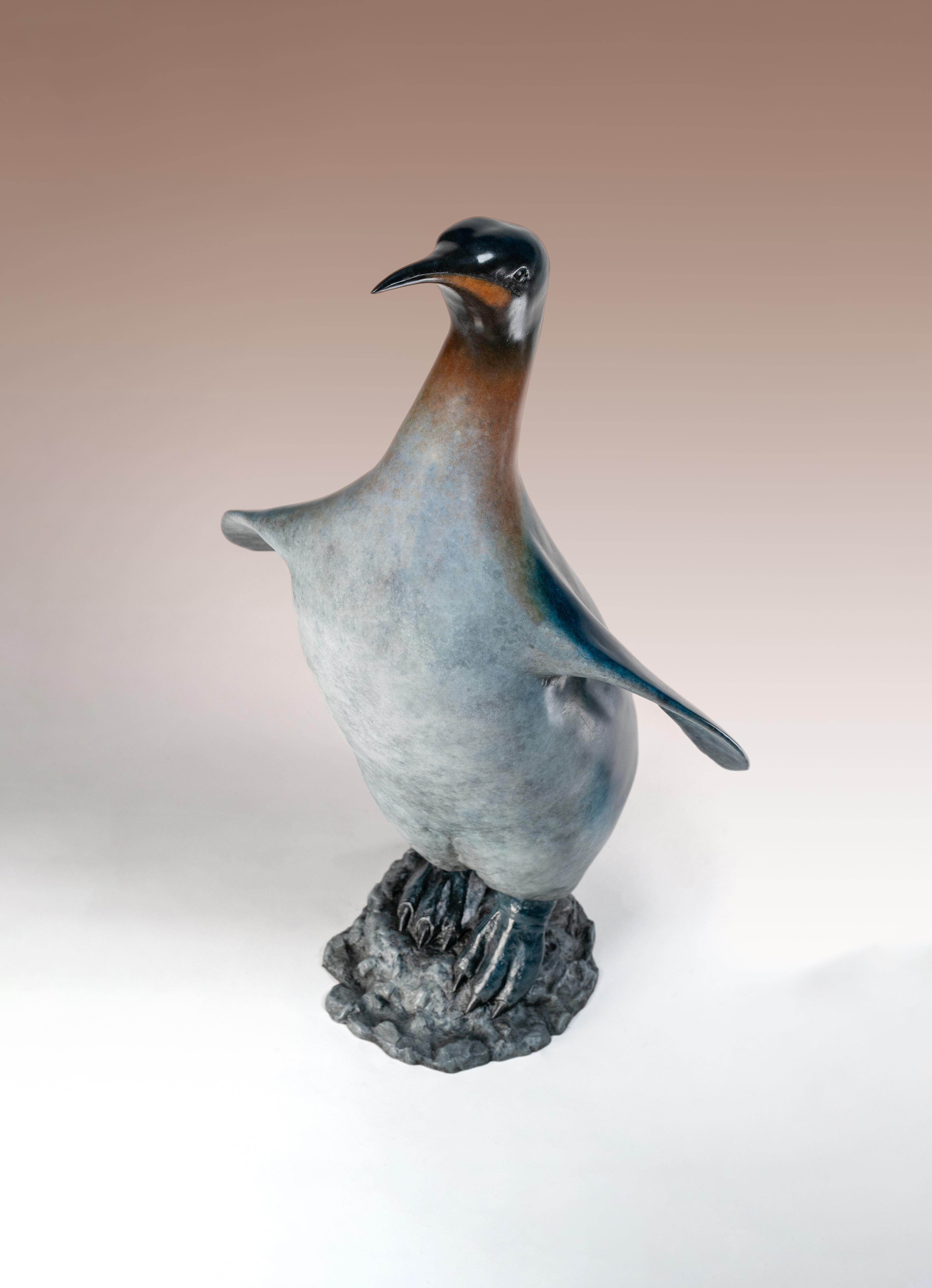 Auflage von 12 
Die prächtige Bronzeskulptur eines Königspinguins von Tobias Martin ist mit einer lebhaften blauen Patina, einem gesprenkelten weißen Bauch und einem Hauch von Orange an Schnabel und Schnabel versehen und fängt die stattliche Eleganz