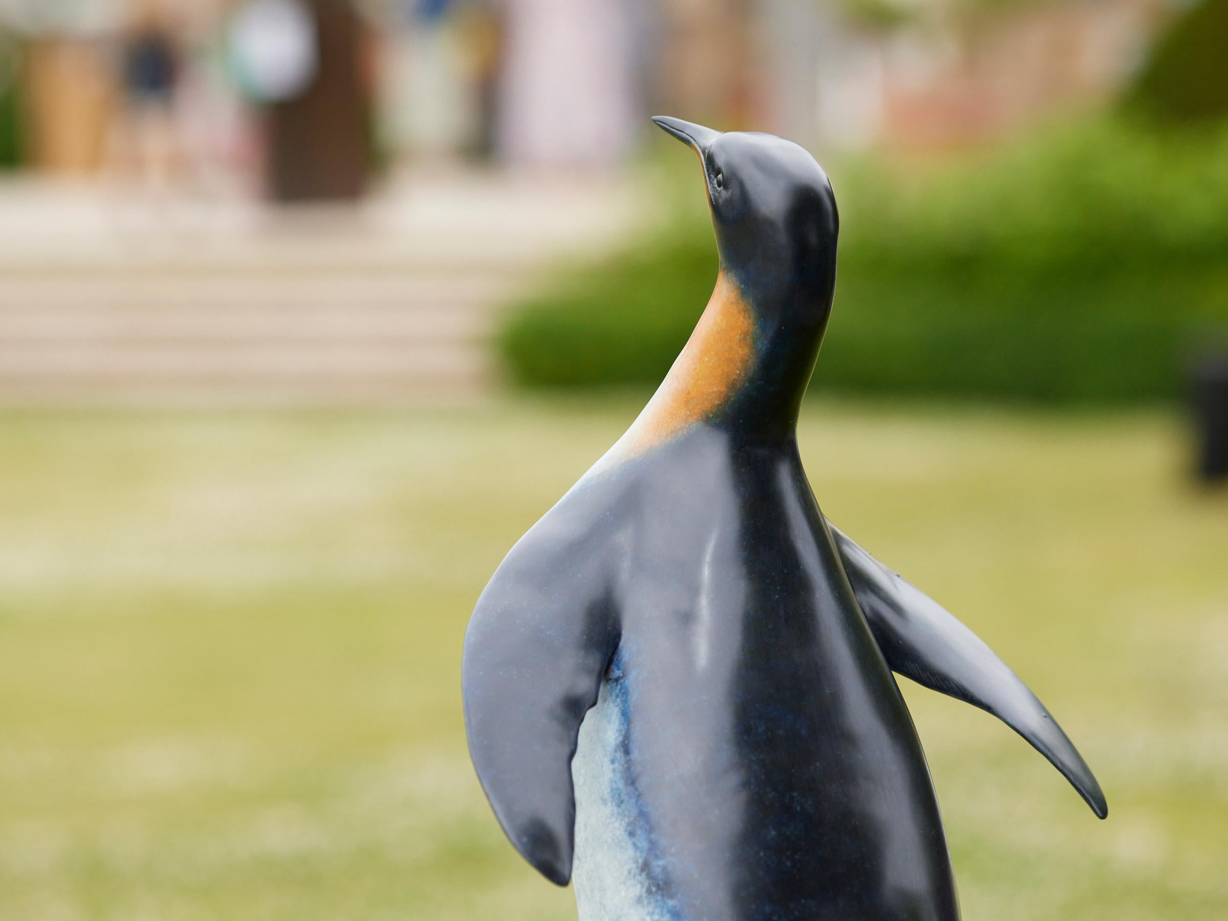 Zeitgenössische Bronze-Skulptur eines Königspinguins, lebhaftes Blau, Seevogel, Felsen im Angebot 2