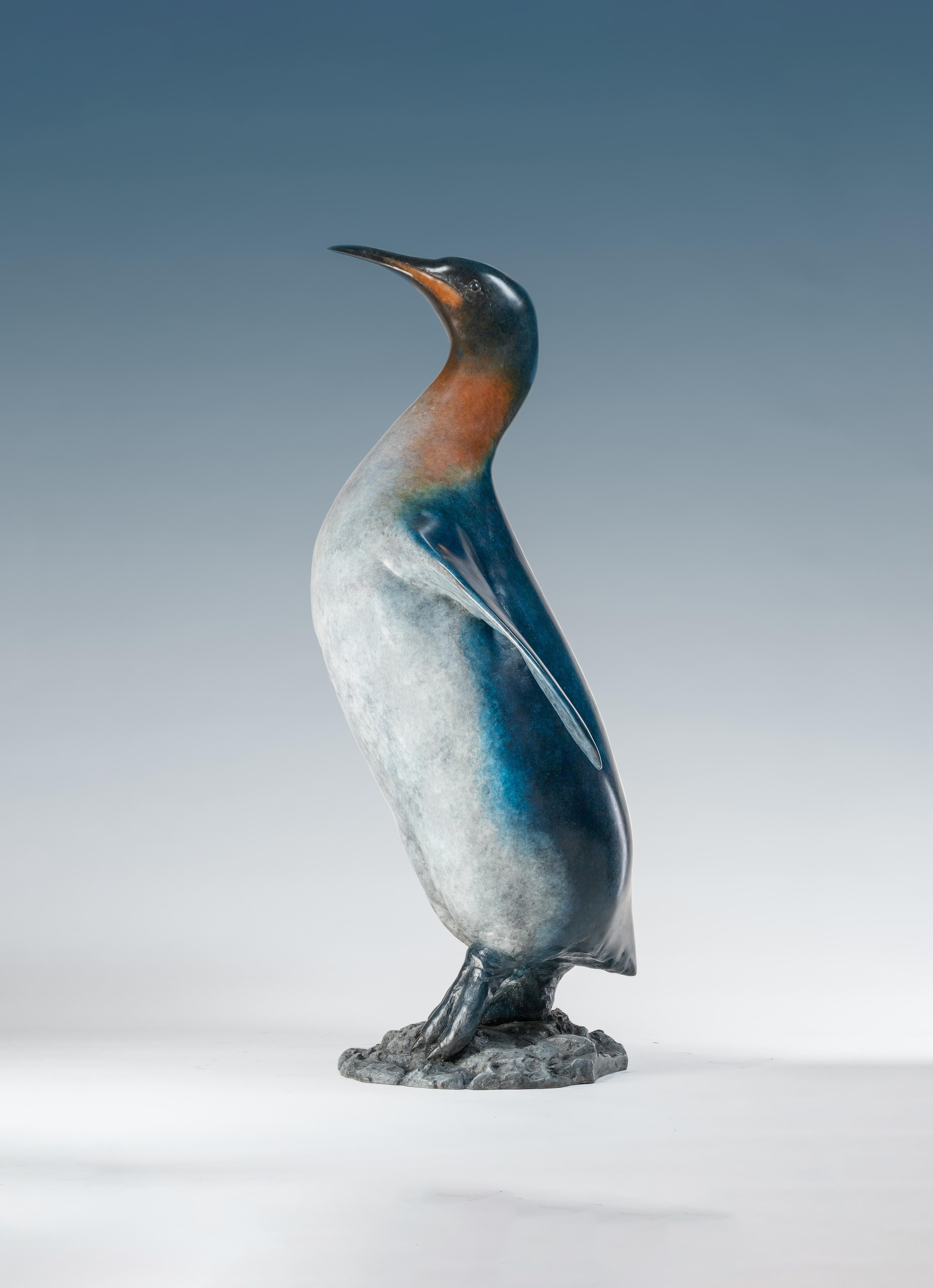 Zeitgenössische Bronze-Skulptur eines Königspinguins, lebhaftes Blau, Seevogel, Felsen im Angebot 3