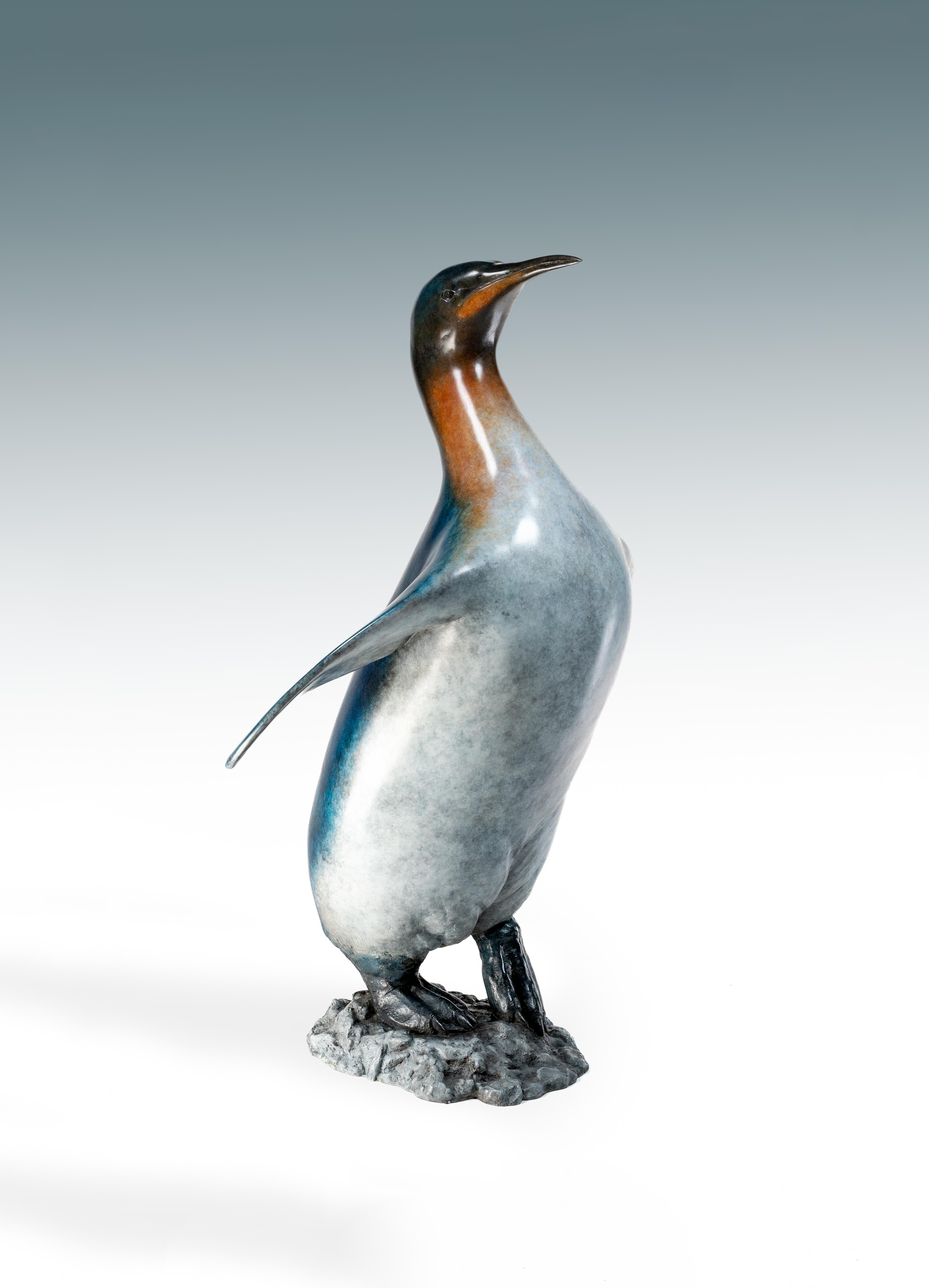 Tobias Martin Still-Life Sculpture – Zeitgenössische Bronze-Skulptur eines Königspinguins, lebhaftes Blau, Seevogel, Felsen