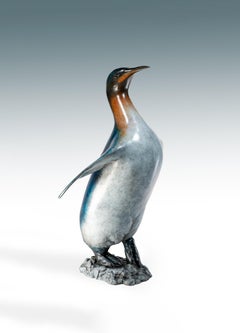 Escultura Contemporánea de Bronce de un Pingüino Rey, azul vivo, ave marina, rocas