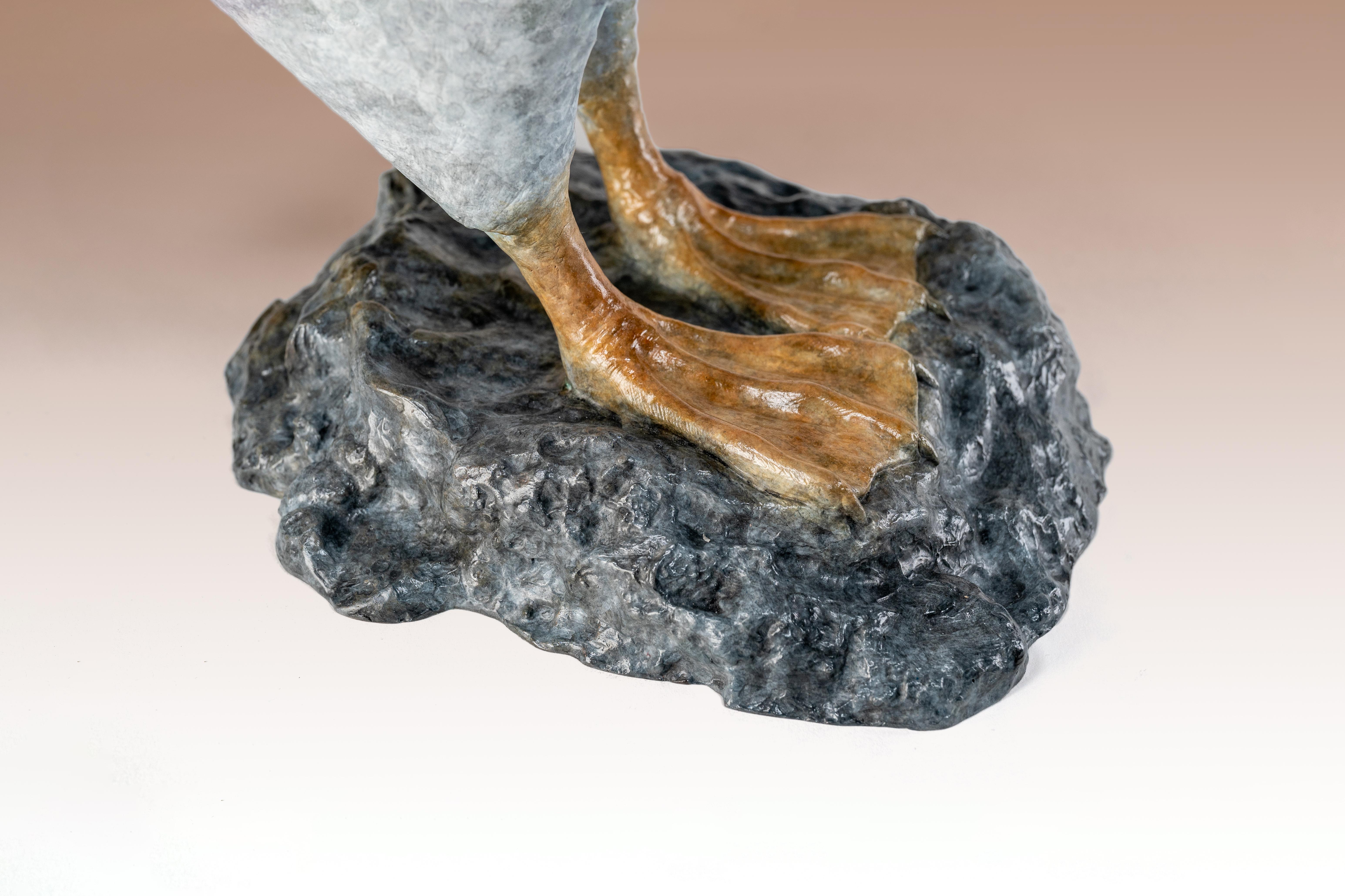 Zeitgenössische Bronze-Skulptur eines Papageientauchers auf einem Felsen, Seevogel, blau-weiß im Angebot 7