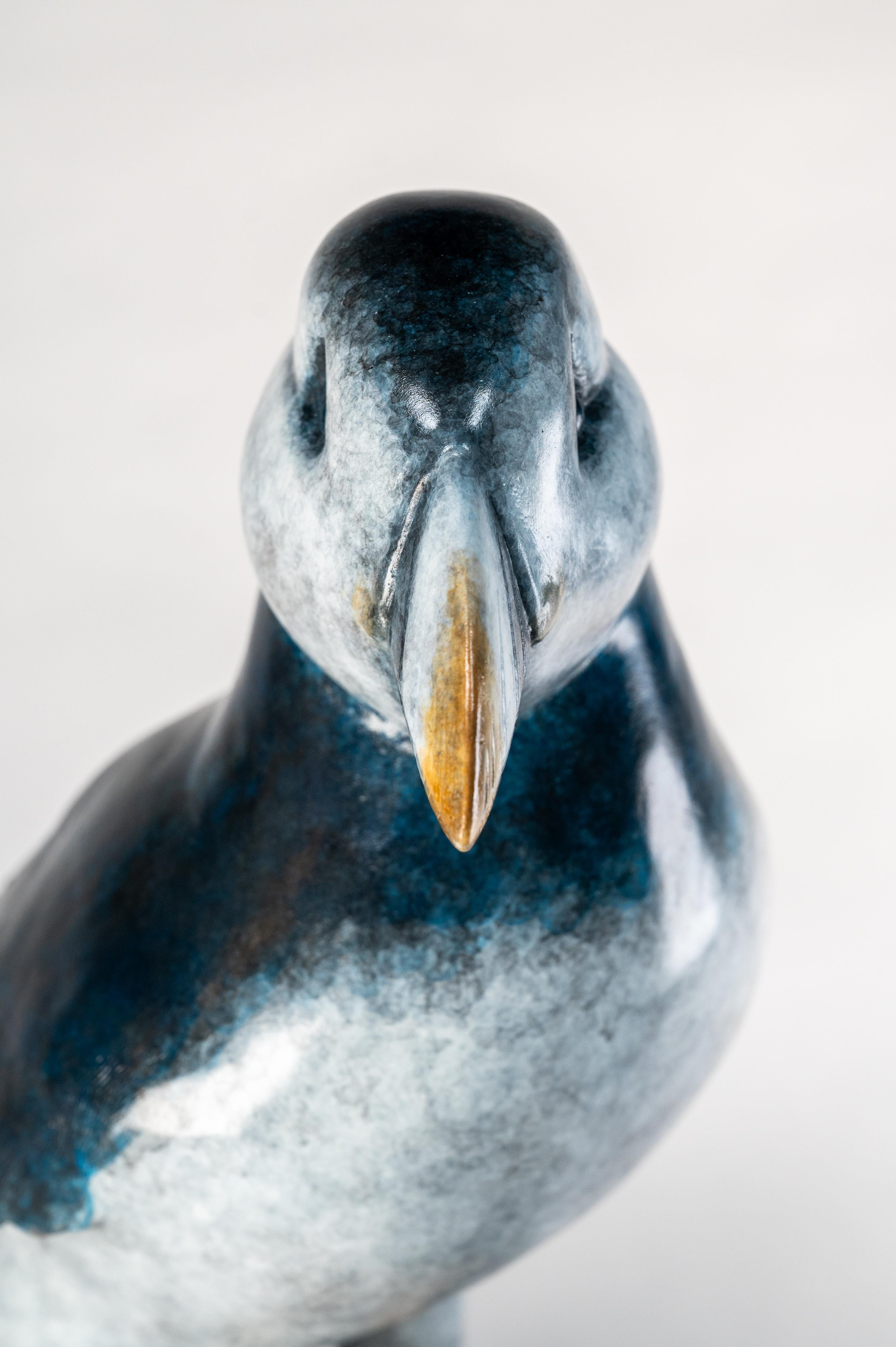 Zeitgenössische Bronze-Skulptur eines Papageientauchers auf einem Felsen, Seevogel, blau-weiß im Angebot 10
