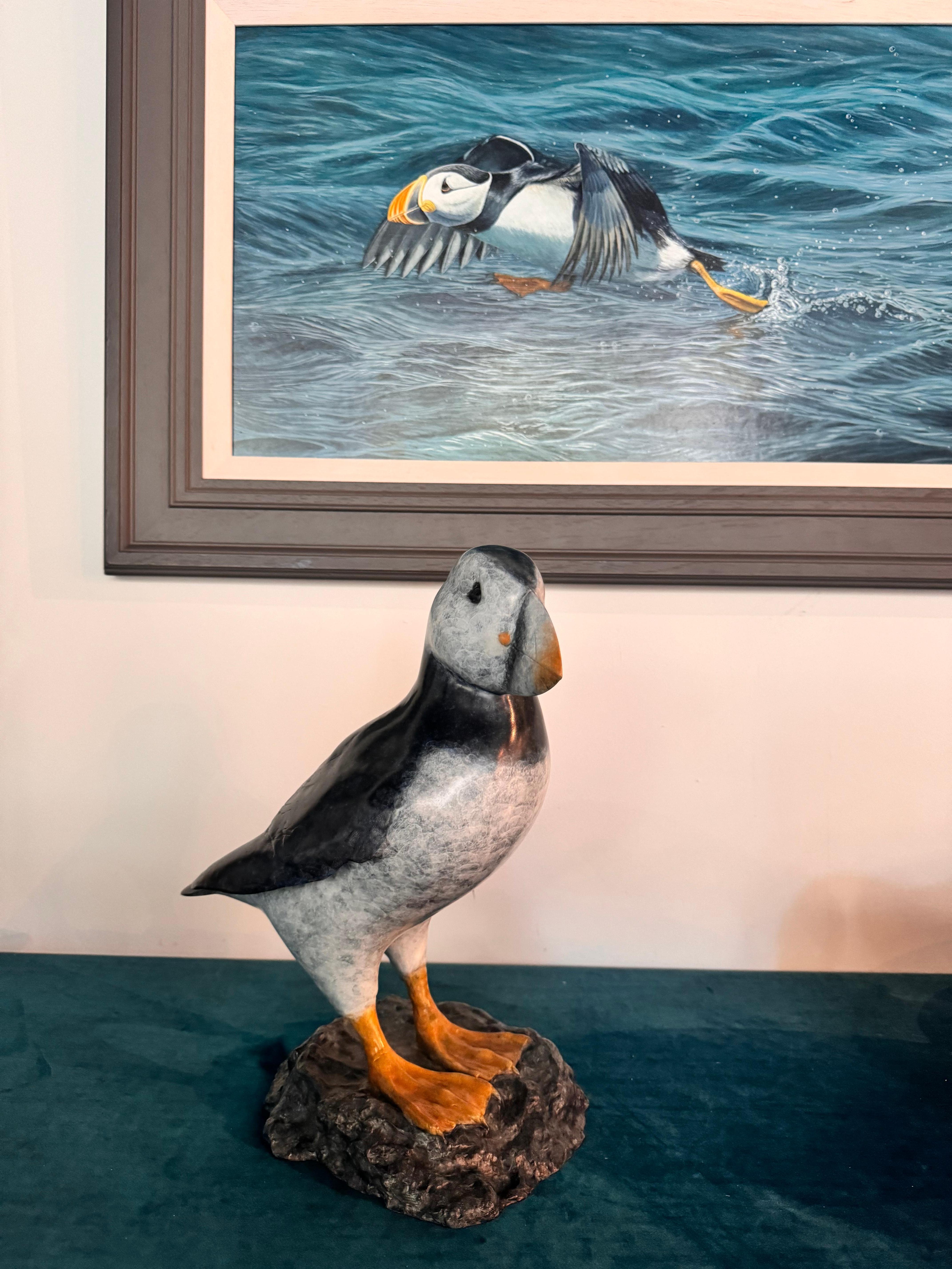 Zeitgenössische Bronze-Skulptur eines Papageientauchers auf einem Felsen, Seevogel, blau-weiß im Angebot 12