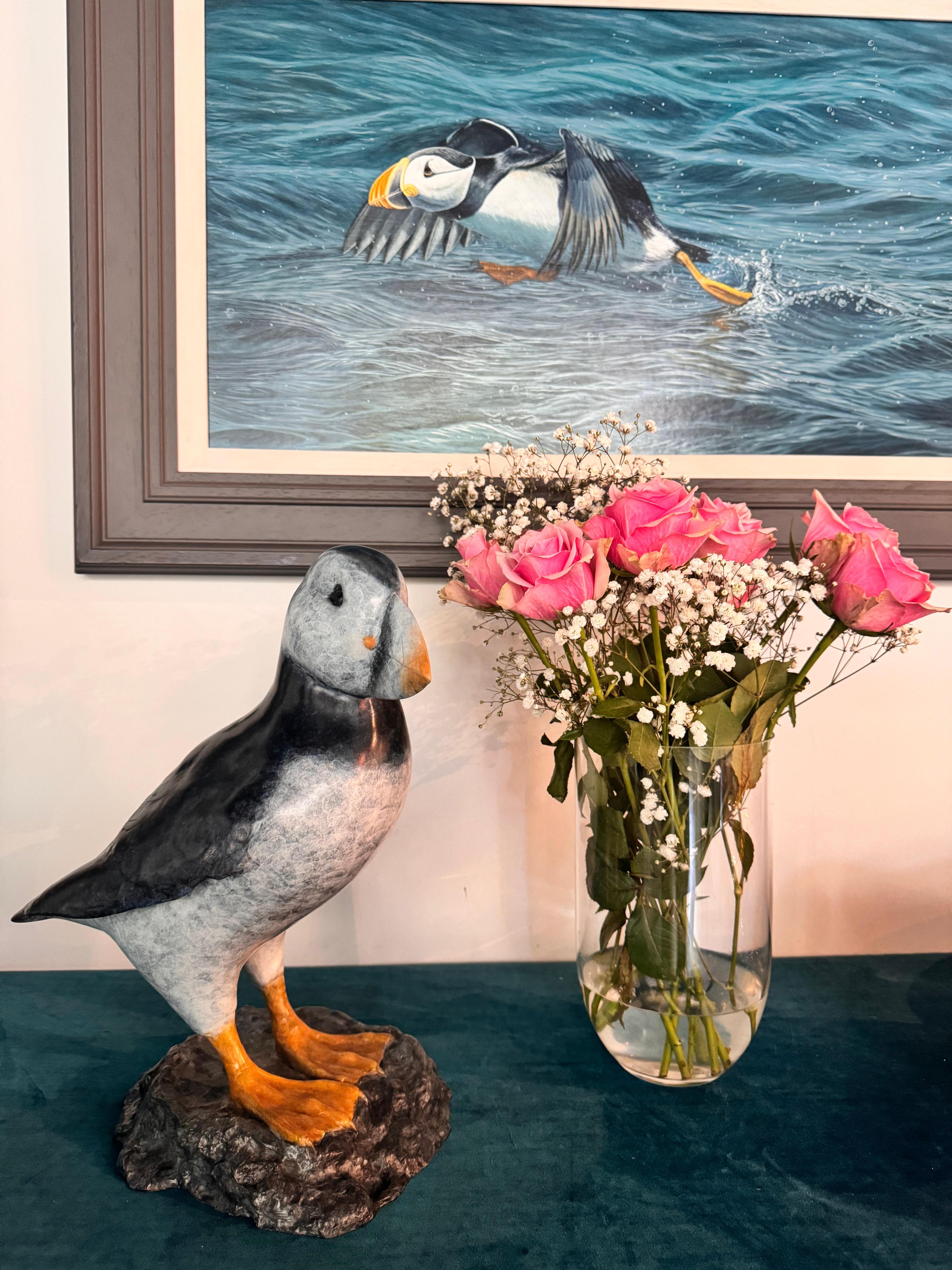 Zeitgenössische Bronze-Skulptur eines Papageientauchers auf einem Felsen, Seevogel, blau-weiß im Angebot 13