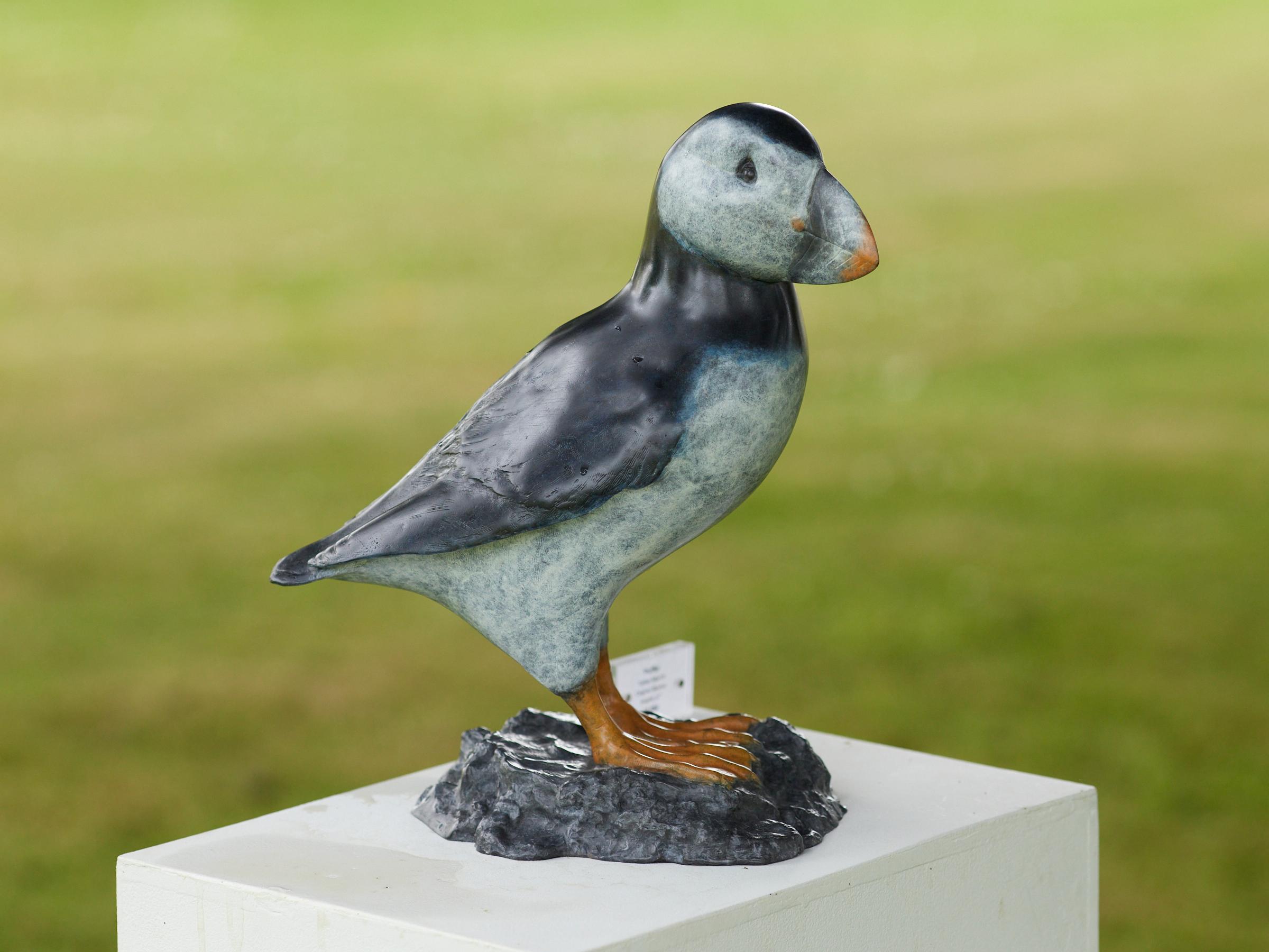 Zeitgenössische Bronze-Skulptur eines Papageientauchers auf einem Felsen, Seevogel, blau-weiß im Angebot 1