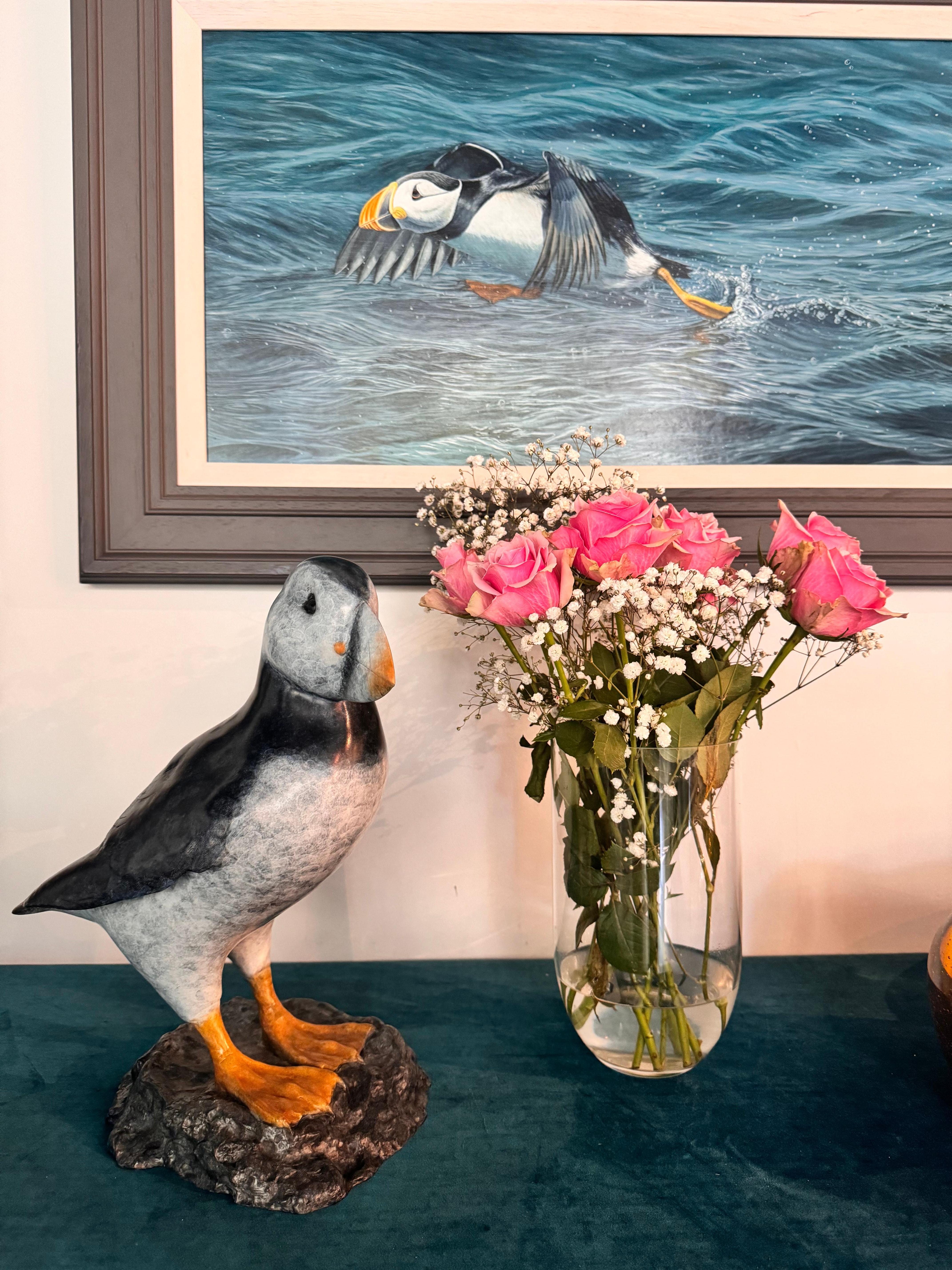 Zeitgenössische Bronze-Skulptur eines Papageientauchers auf einem Felsen, Seevogel, blau-weiß im Angebot 2