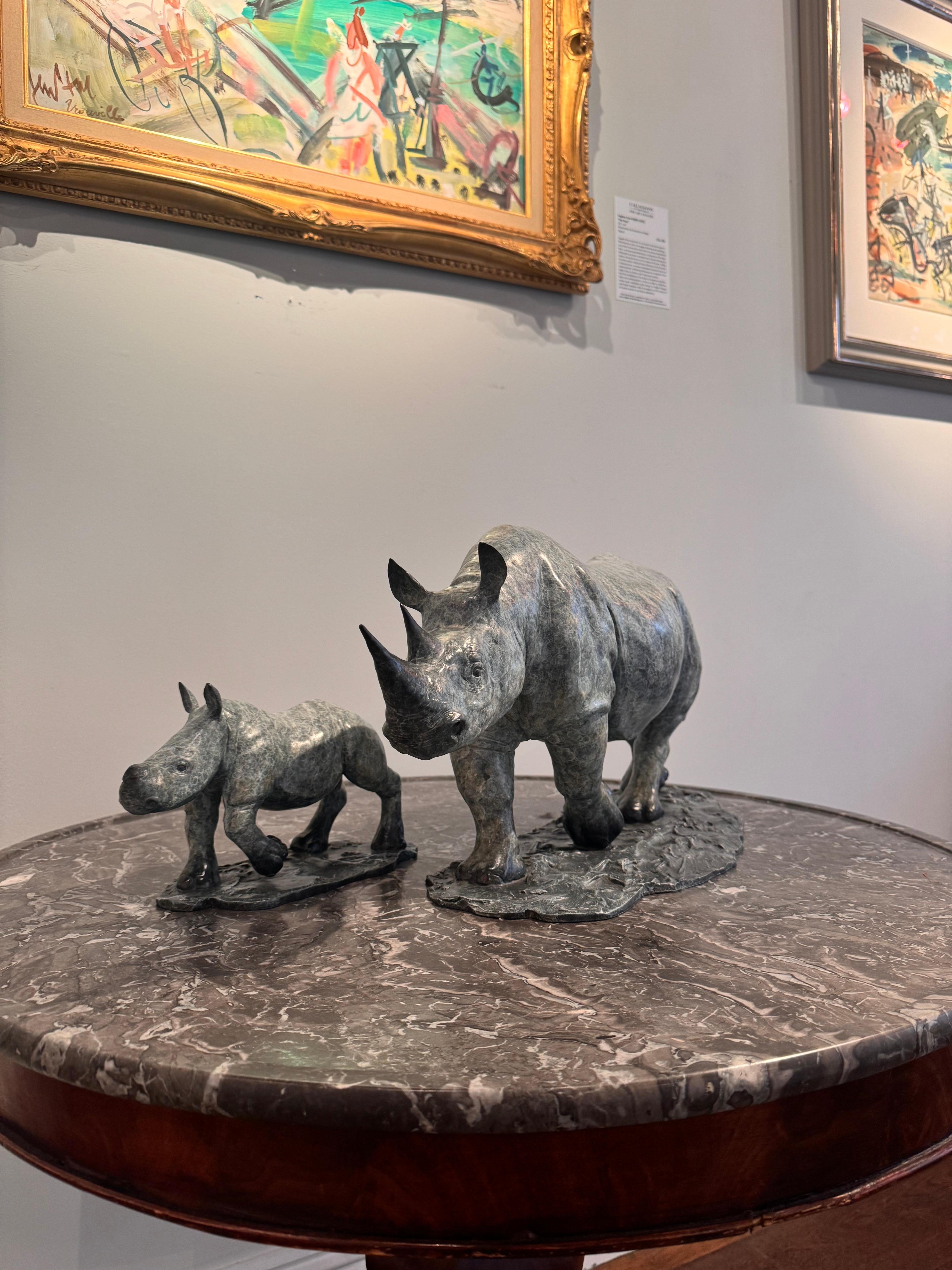 Zeitgenössische Bronzeskulptur Nashörner, Mutter und Kalb im Gehen. Blau, grau, afrikanisch im Angebot 7