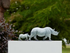 Zeitgenössische Bronzeskulptur Nashörner, Mutter und Kalb im Gehen. Blau, grau, afrikanisch