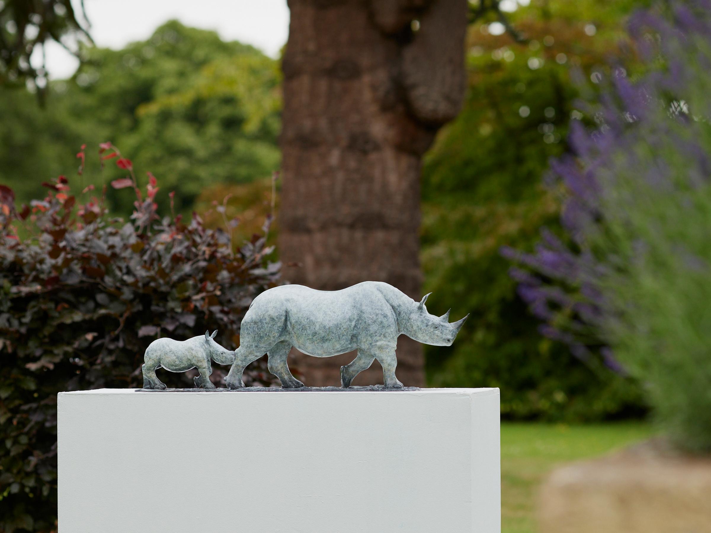 Zeitgenössische Bronzeskulptur Nashörner, Mutter und Kalb im Gehen. Blau, grau, afrikanisch (Gold), Still-Life Sculpture, von Tobias Martin