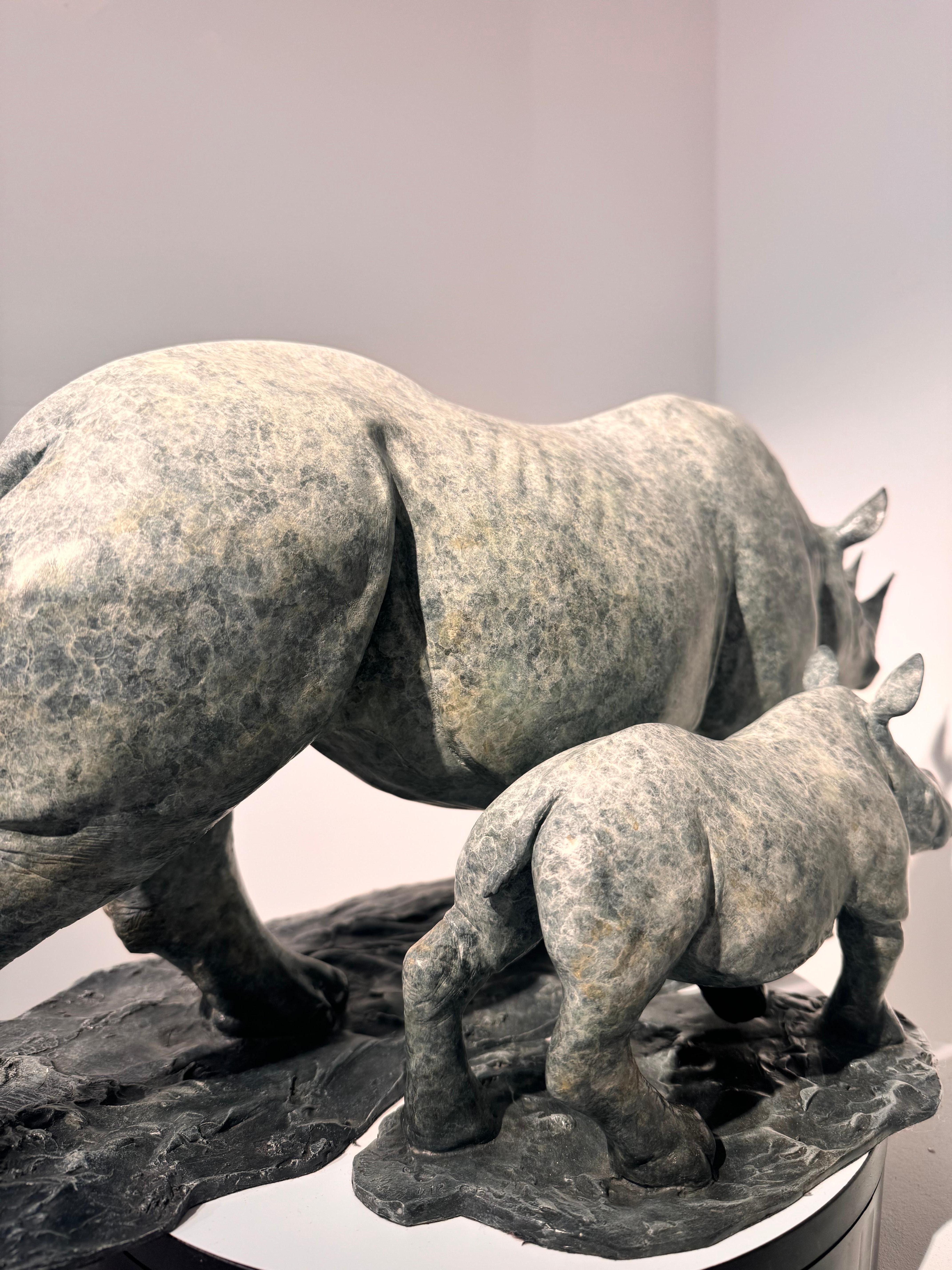 Zeitgenössische Bronzeskulptur Nashörner, Mutter und Kalb im Gehen. Blau, grau, afrikanisch im Angebot 1