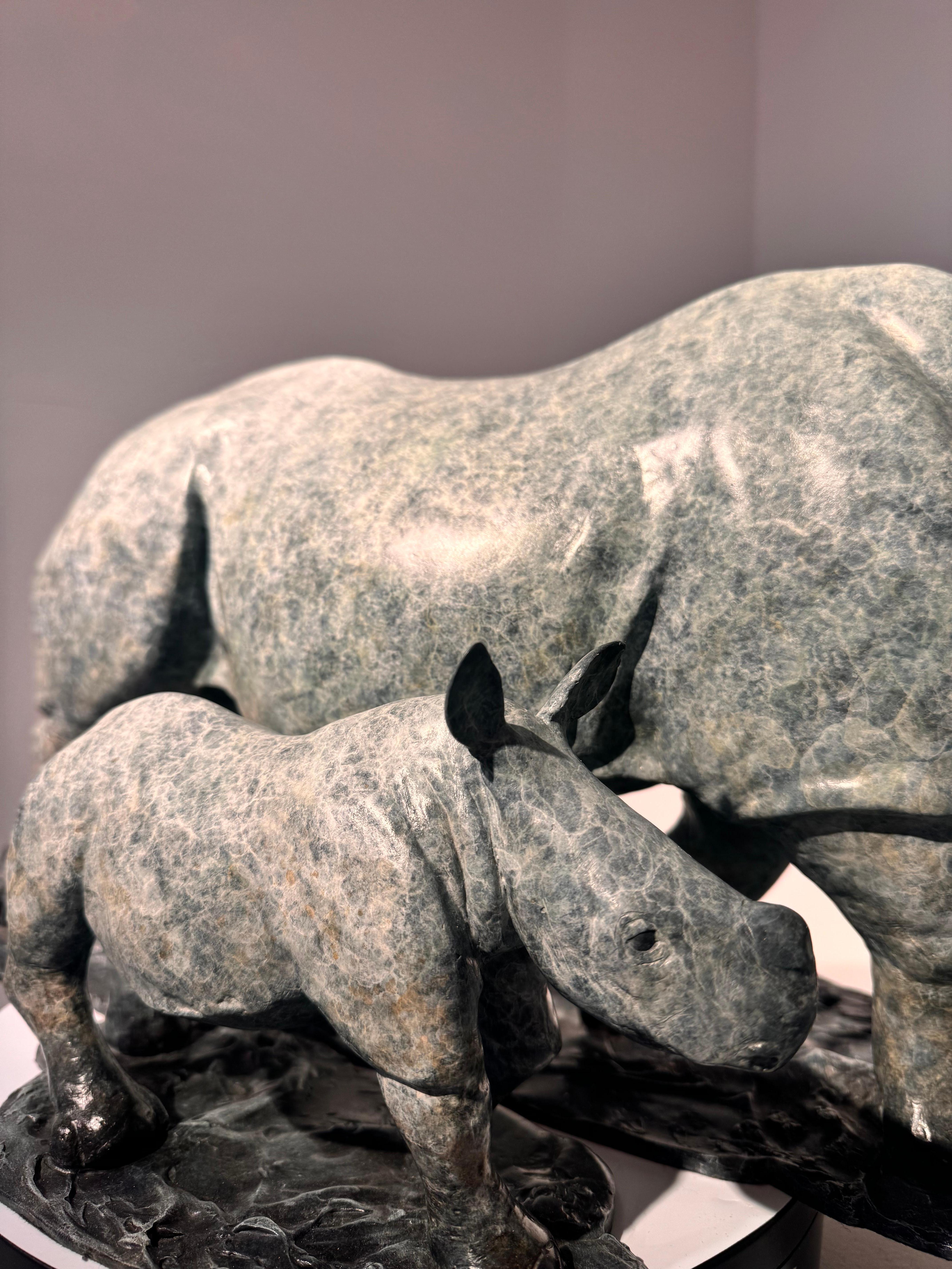 Zeitgenössische Bronzeskulptur Nashörner, Mutter und Kalb im Gehen. Blau, grau, afrikanisch im Angebot 2