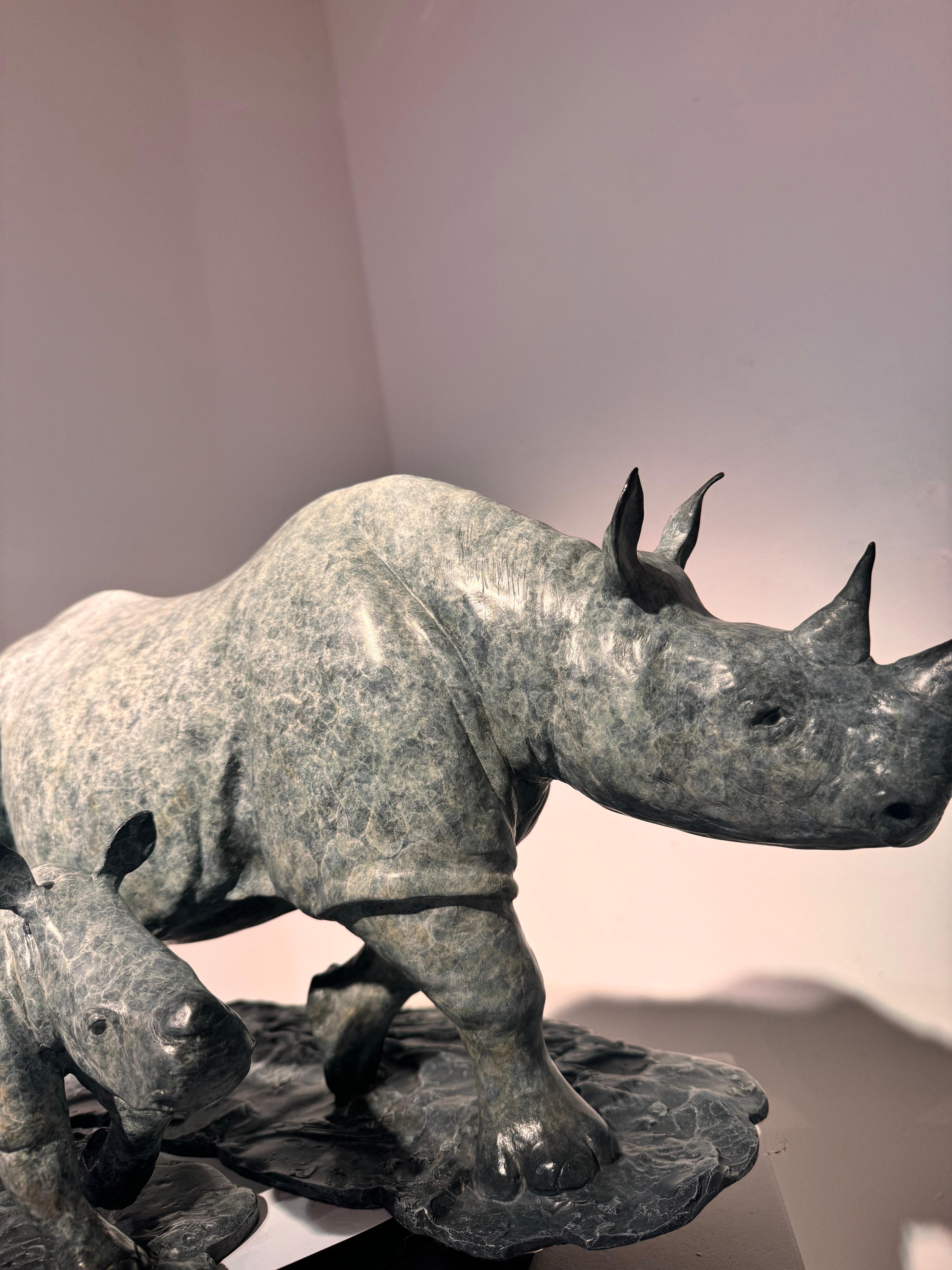 Zeitgenössische Bronzeskulptur Nashörner, Mutter und Kalb im Gehen. Blau, grau, afrikanisch im Angebot 3