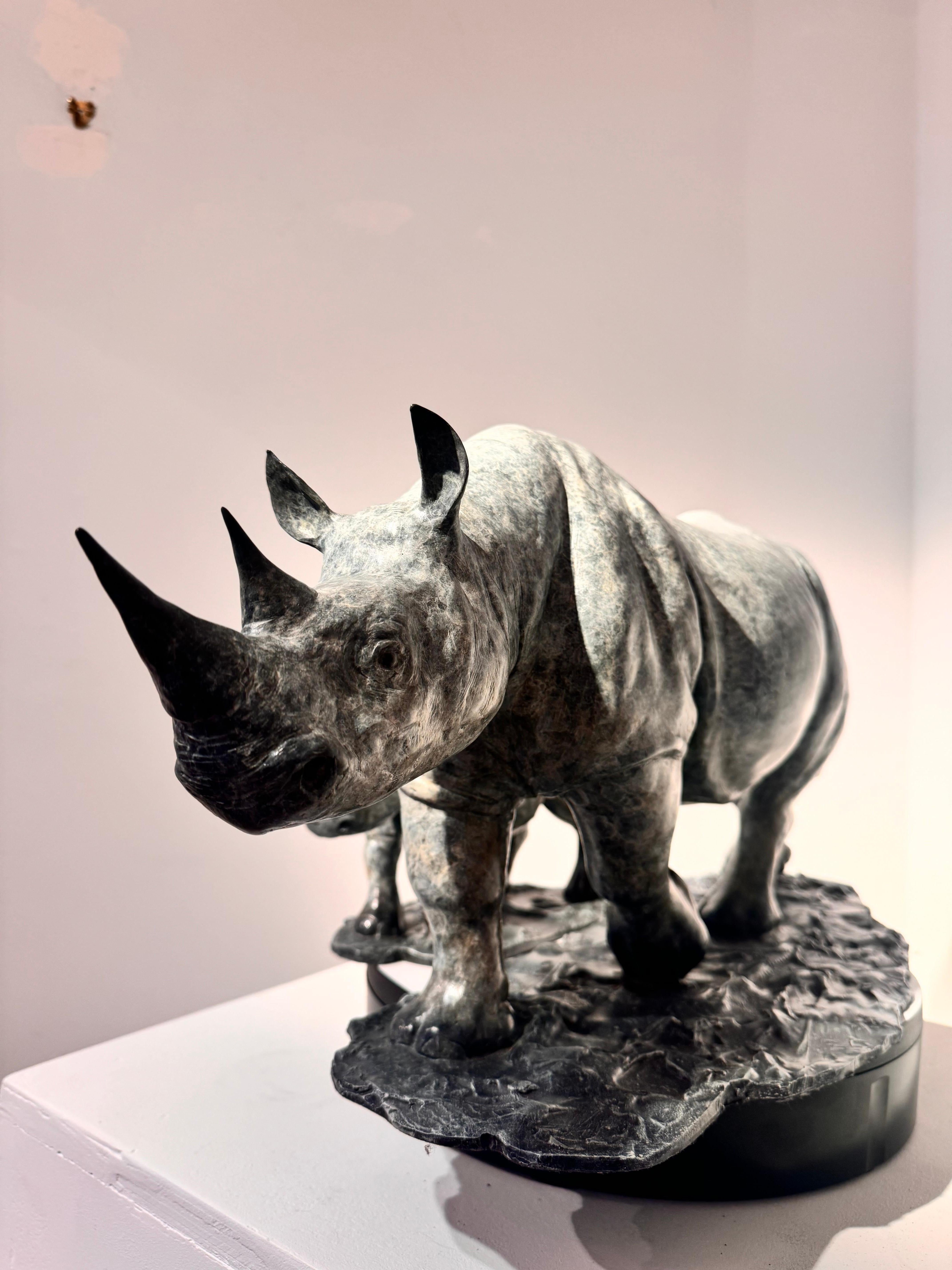 Zeitgenössische Bronzeskulptur Nashörner, Mutter und Kalb im Gehen. Blau, grau, afrikanisch im Angebot 4