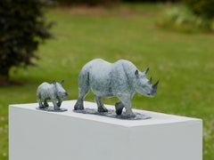Scultura contemporanea in bronzo Rinoceronte, madre e vitello a piedi. Blu, grigio, africano