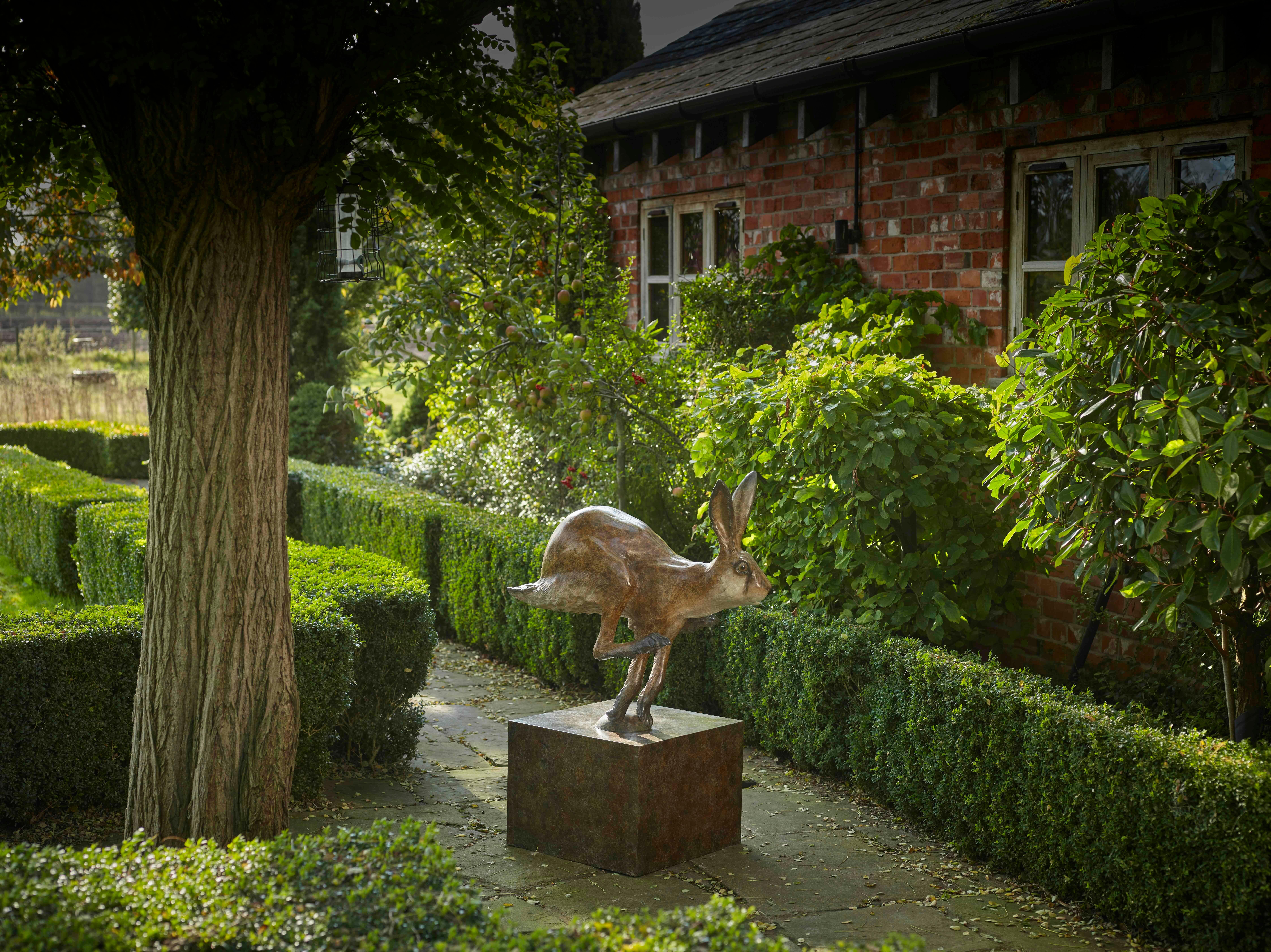 Dandy Jack Sculpture contemporaine en bronze représentant un lapin ou un lièvre Jack en train de courir en vente 2