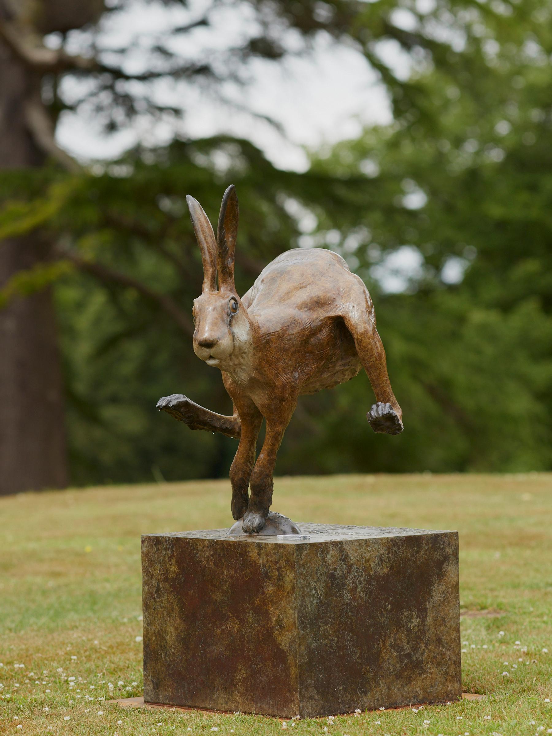 Dandy Jack Sculpture contemporaine en bronze représentant un lapin ou un lièvre Jack en train de courir