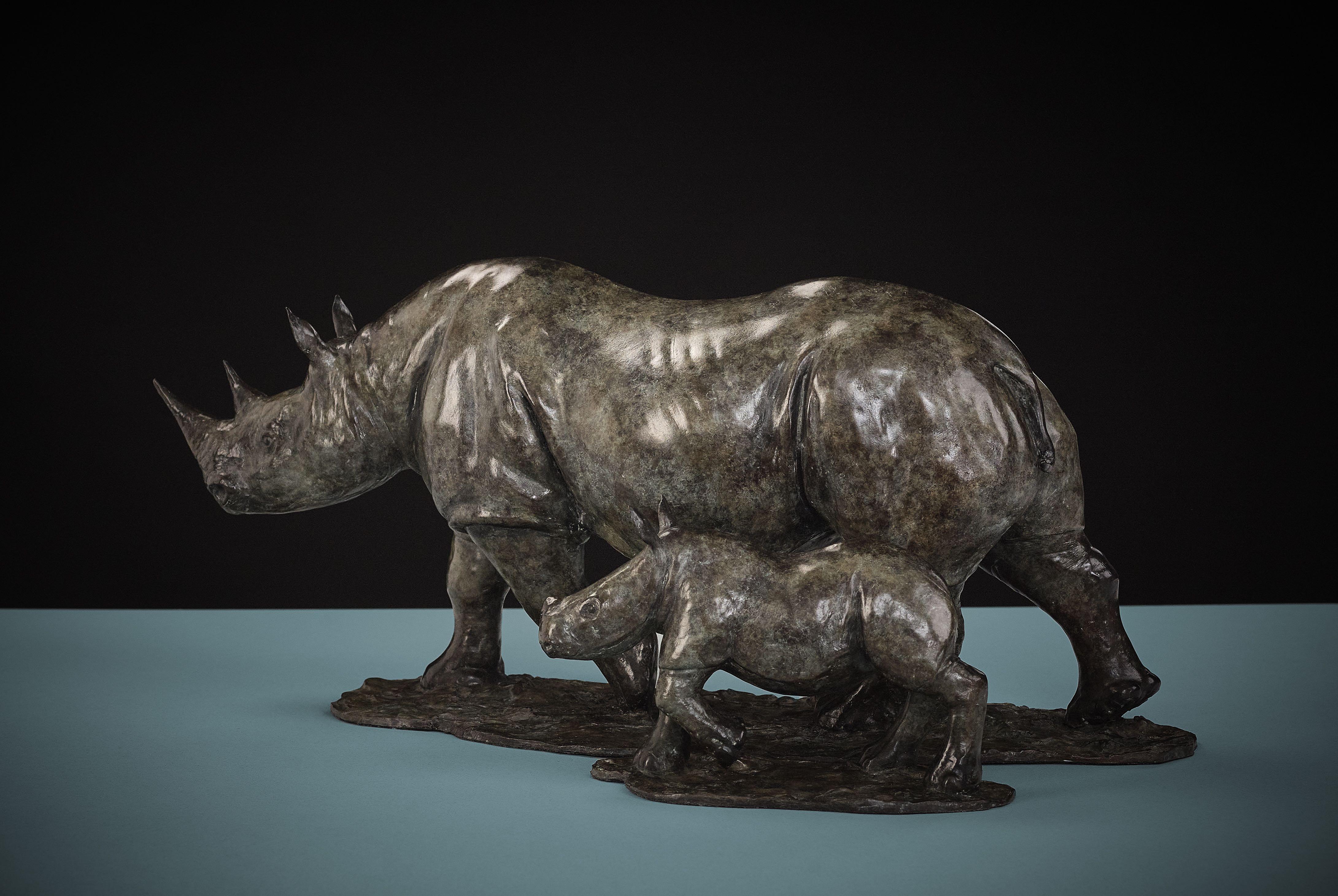 Figurative Sculpture Tobias Martin - 'Rhino & Baby Rhino' Sculpture animalière contemporaine en bronze représentant des rhinocéros africains