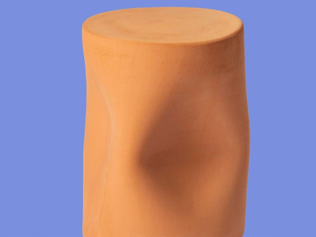 La table basse Toblo, conçue pour Miniforms par le collectif E-GGS, naît d'un geste simple qui trouve sa force dans le matériau lui-même. Sa forme cylindrique, lisse et compacte, conserve dans ses bords adoucis le souvenir d'un façonnage manuel,