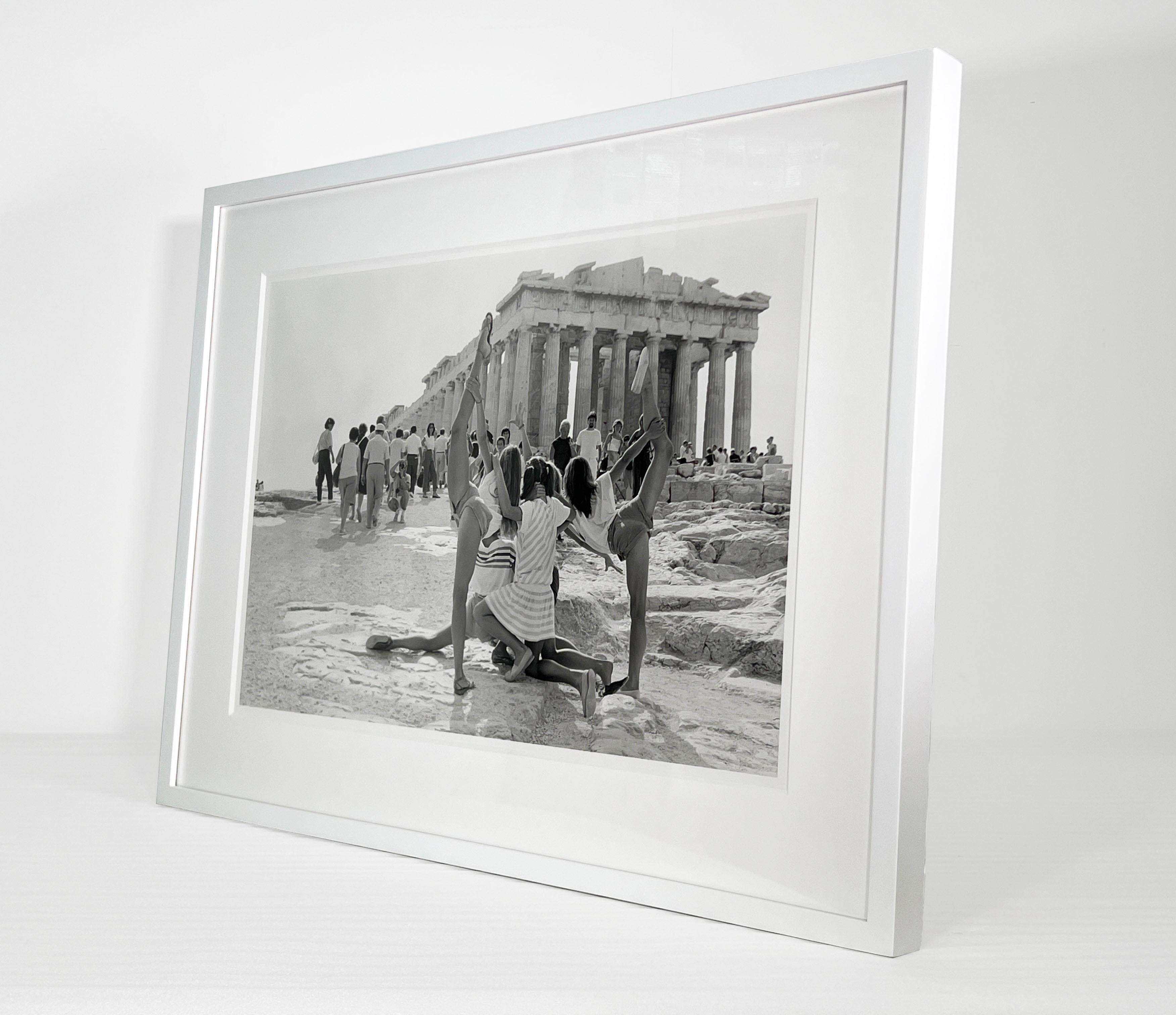 Sans titre de « On The Acropolis » - Gris Black and White Photograph par Tod Papageroge