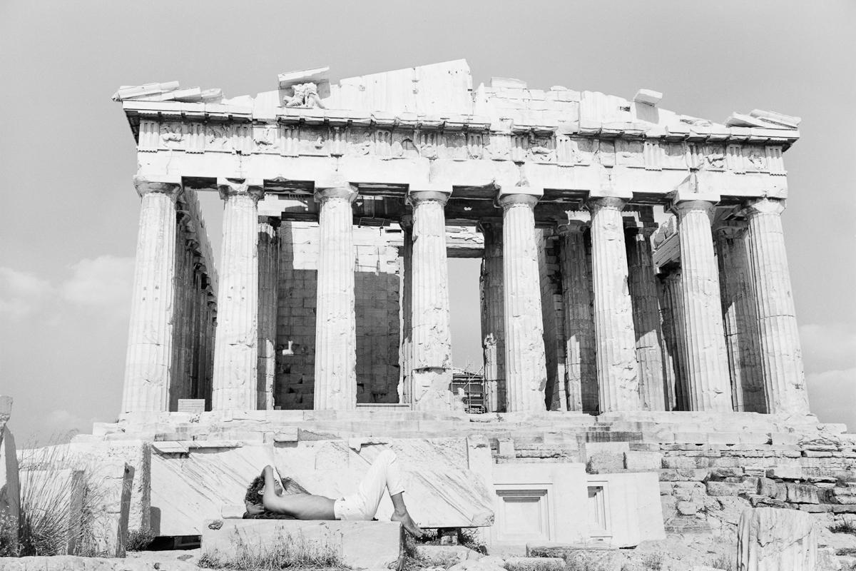 Figurative Photograph Tod Papageroge - Sans titre de « On The Acropolis »