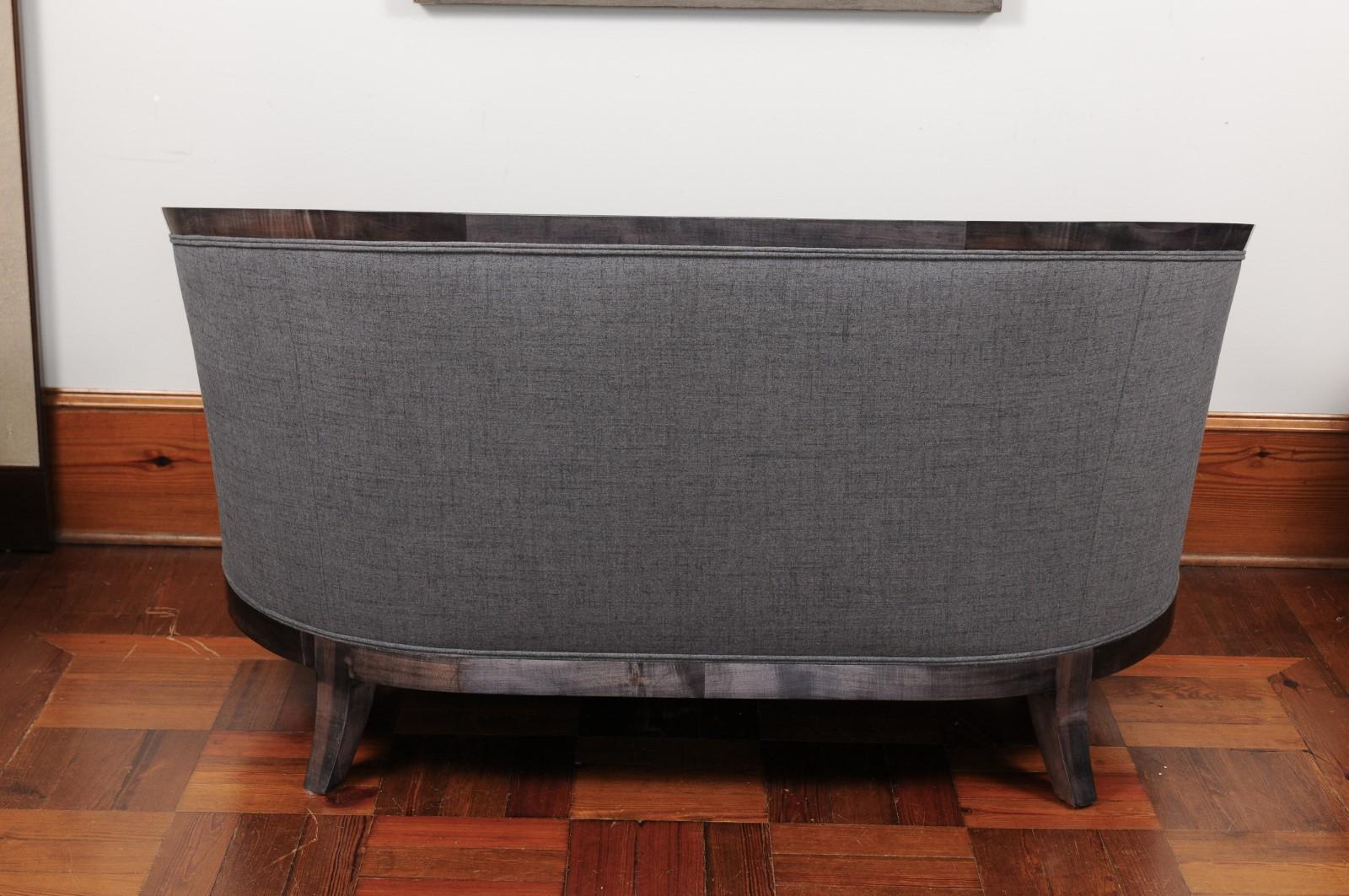 Divano curvo in stile Art Déco di Todd Hase 1