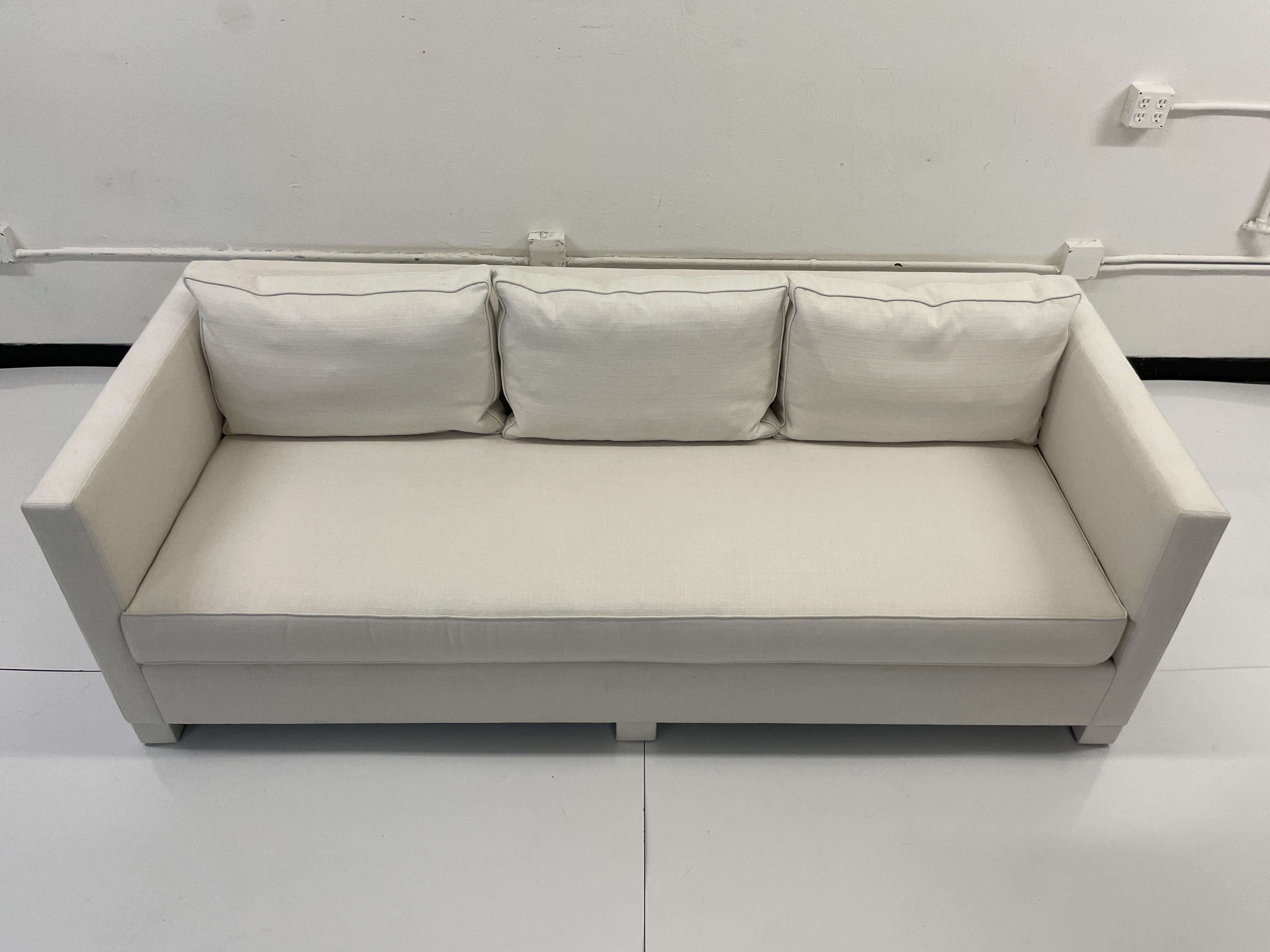 Todd Hase entworfenes Freya-Sofa (Moderne) im Angebot