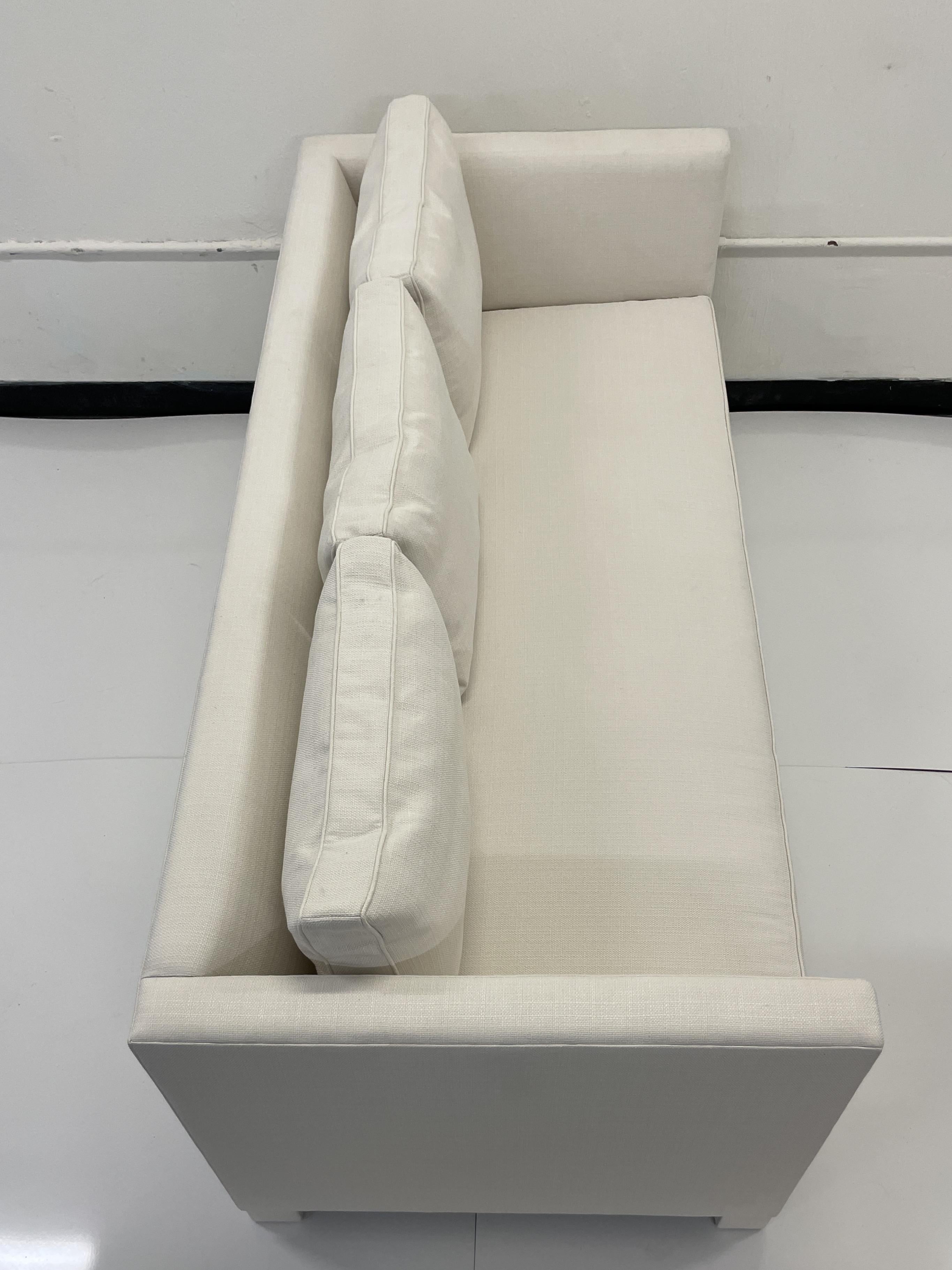 Todd Hase entworfenes Freya-Sofa (Textil) im Angebot