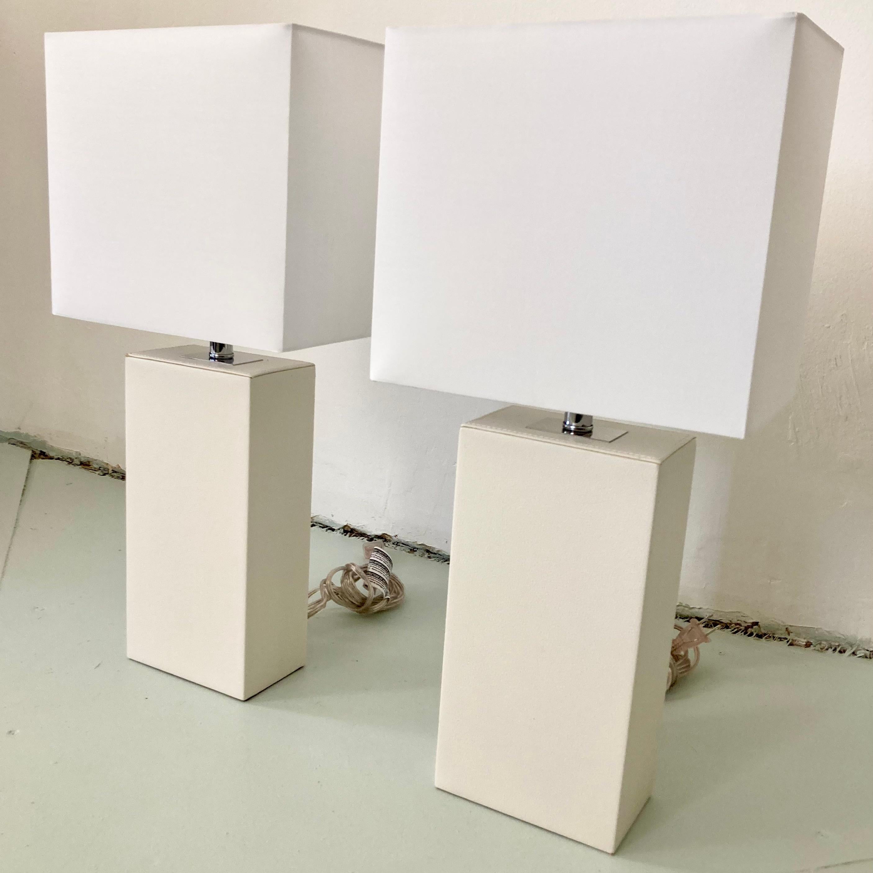 Todd Hase Weiße Drachen-Tischlampen, ein Paar (Moderne) im Angebot
