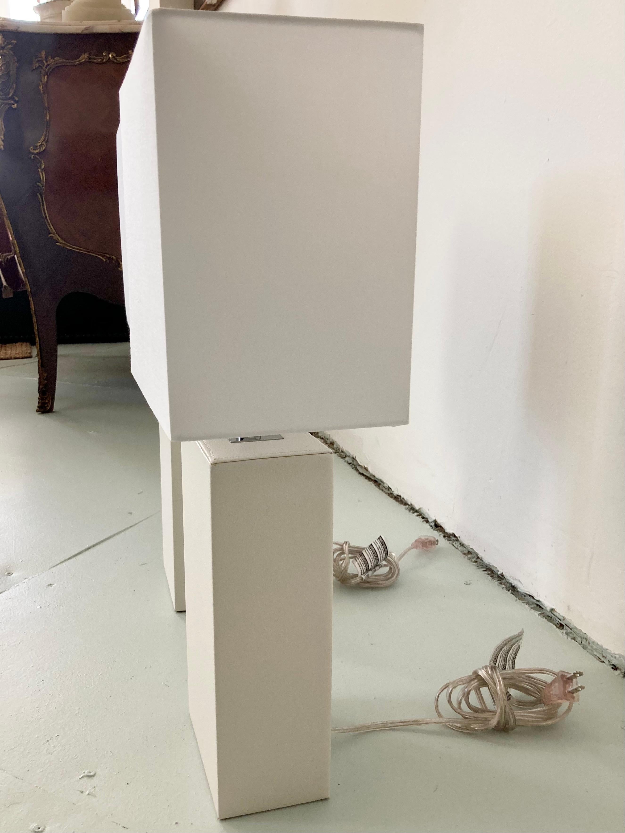 Todd Hase Weiße Drachen-Tischlampen, ein Paar im Zustand „Gut“ im Angebot in Los Angeles, CA