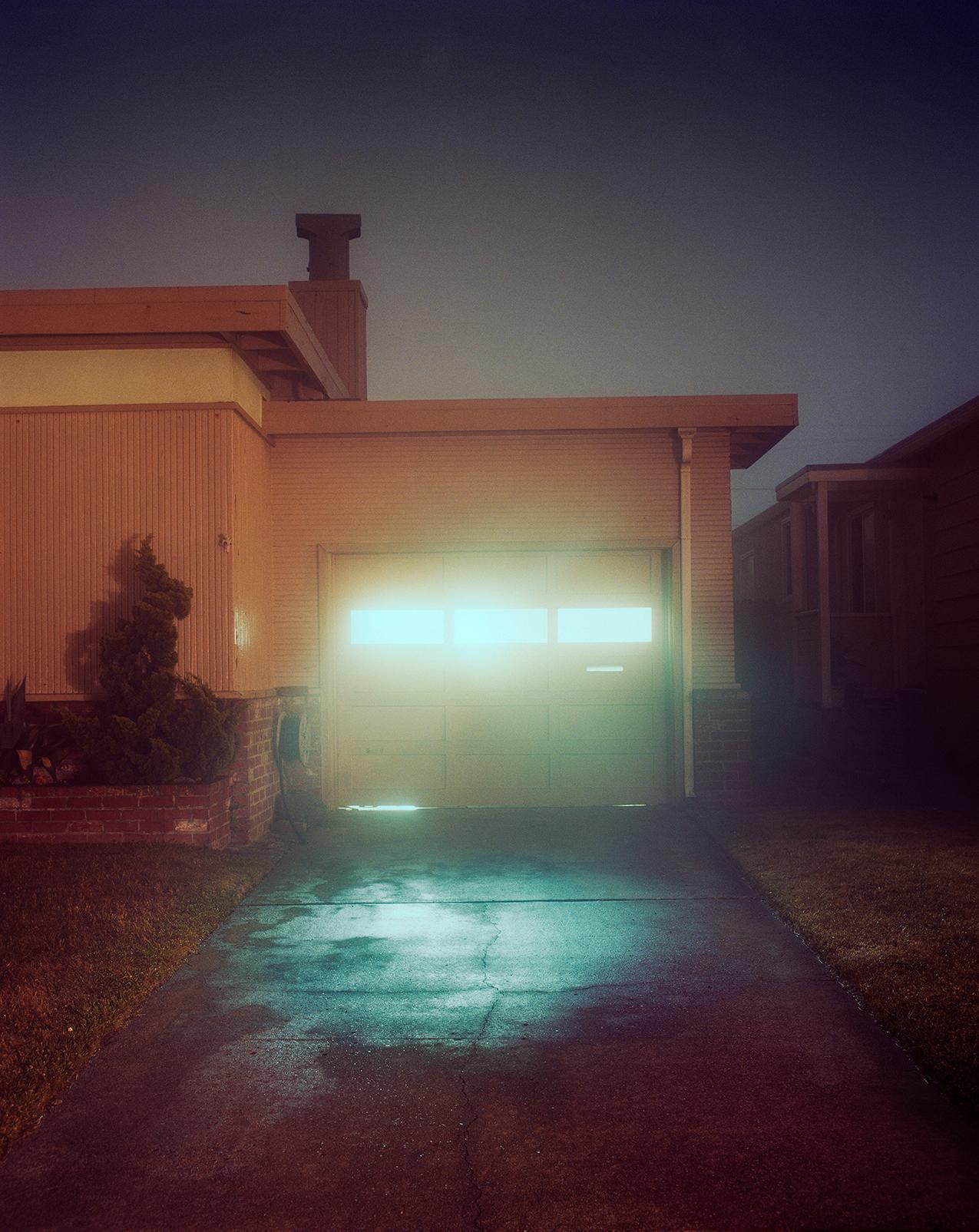 #Nr. 7851 - Todd Hido (Farbfotografie)
Signiert, betitelt und datiert auf der Rückseite
Archivierungs-Pigmentdruck

Erhältlich in drei Größen:
24 x 20 Zoll, aus einer Auflage von 10 + 3 APs
38 x 30 Zoll, aus einer Auflage von 5 + 2 APs
48 x 38 Zoll,