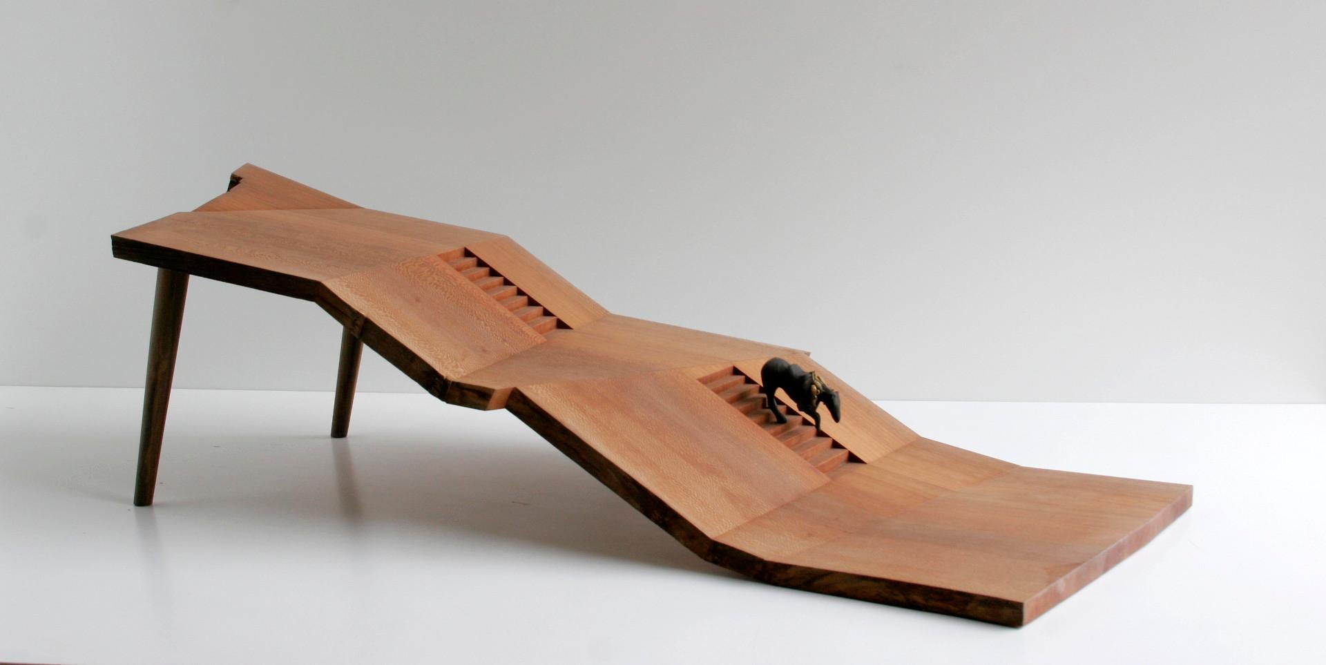 Ich hoffe, er kennt den Weg nach Hause, Original zeitgenössische erzählerische Holzskulptur