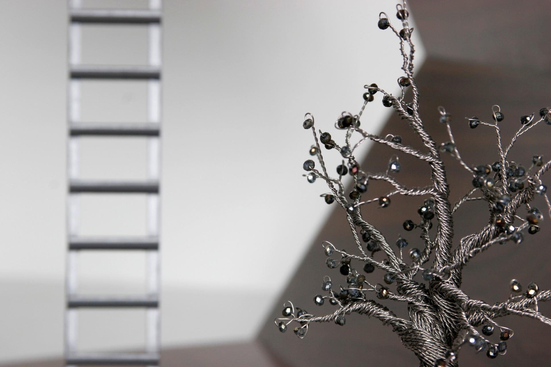 L'arbre à pierres précieuses, sculpture contemporaine originale en bois et en fil de fer - Surréalisme Sculpture par Todd McCollister