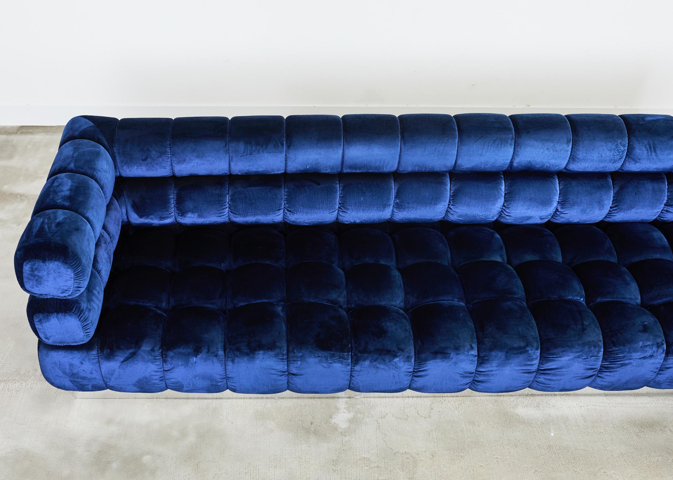 Divano componibile e pouf in velluto blu su misura di Todd Merrill in vendita 3
