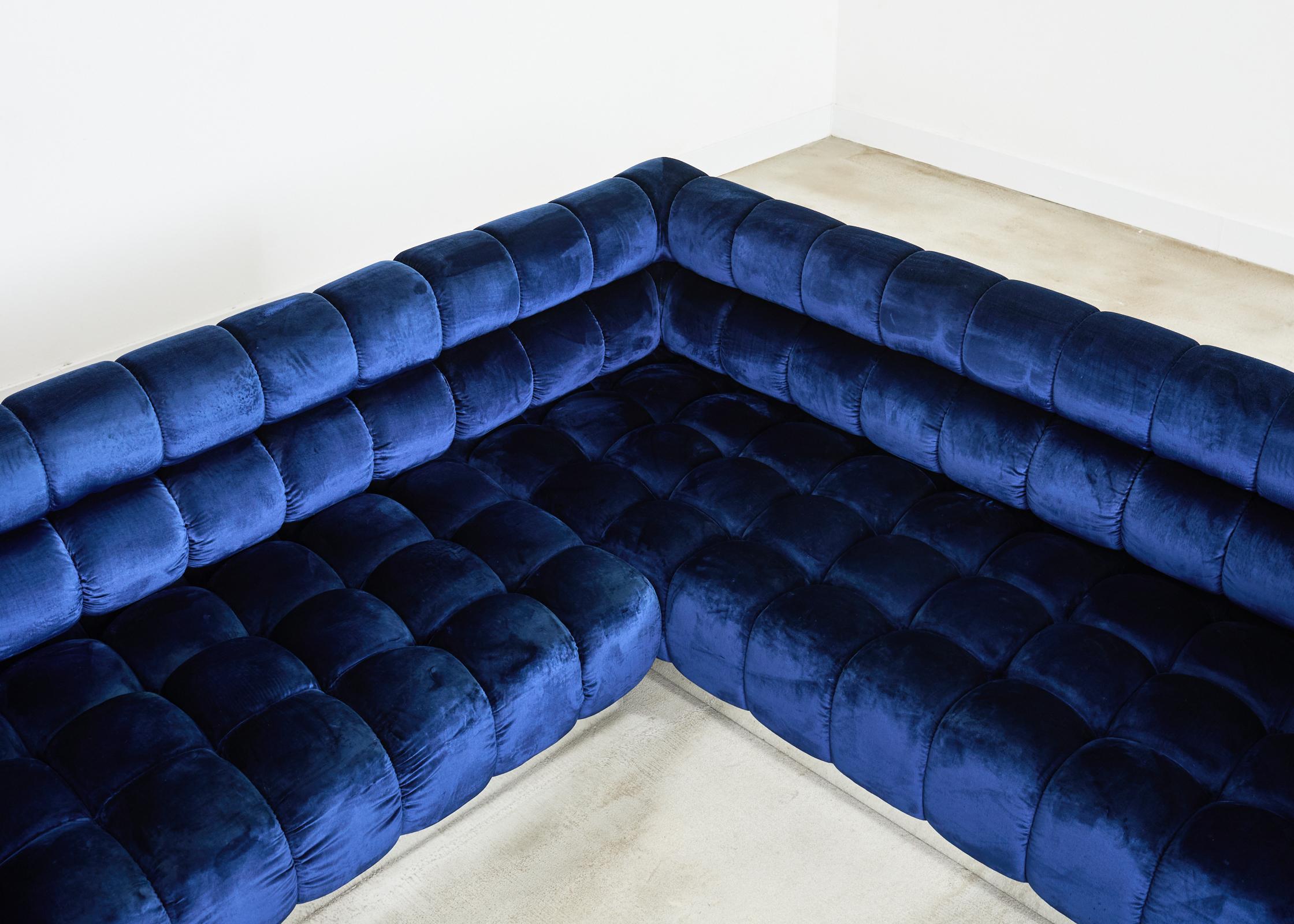 Divano componibile e pouf in velluto blu su misura di Todd Merrill in vendita 4