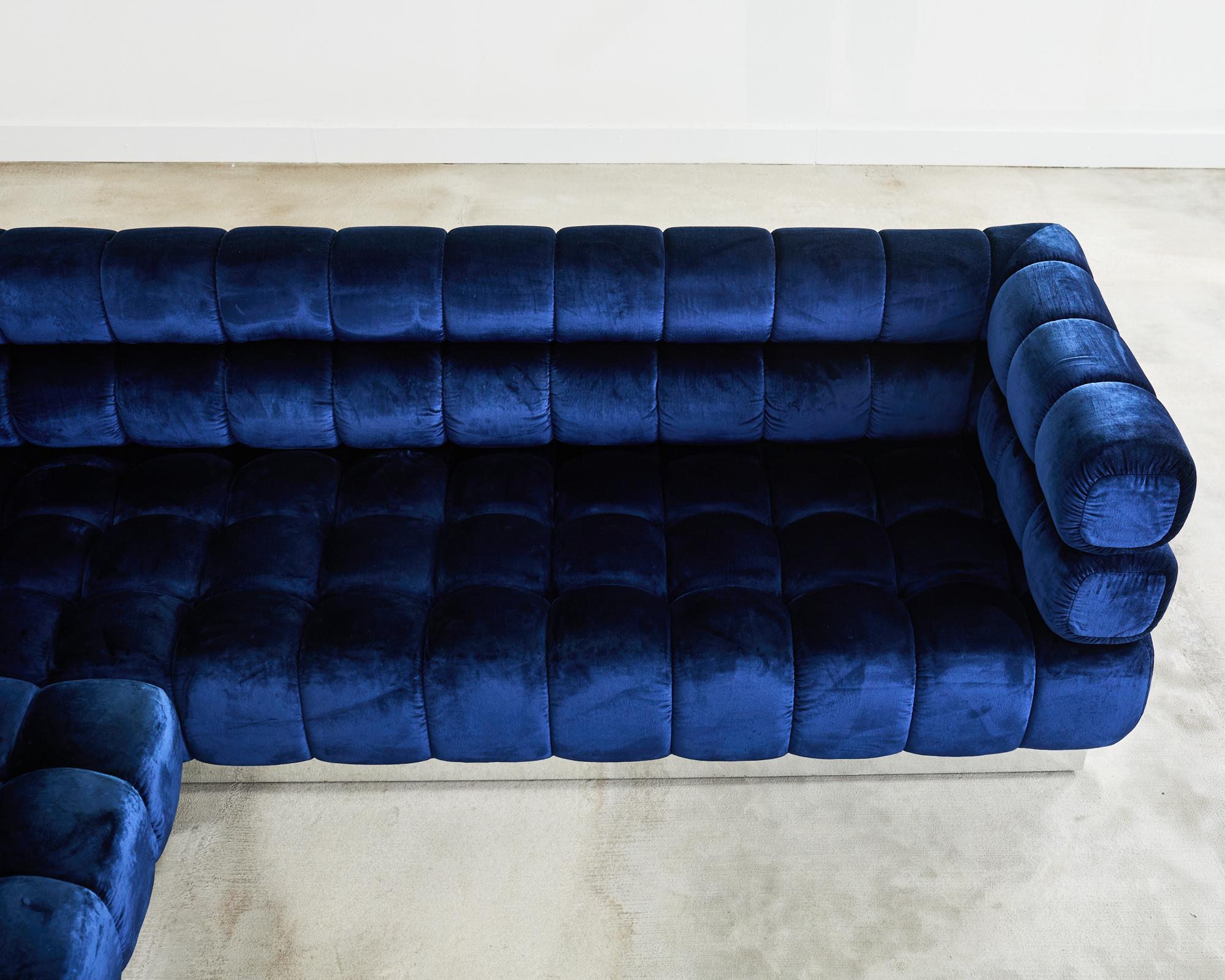 Divano componibile e pouf in velluto blu su misura di Todd Merrill in vendita 5