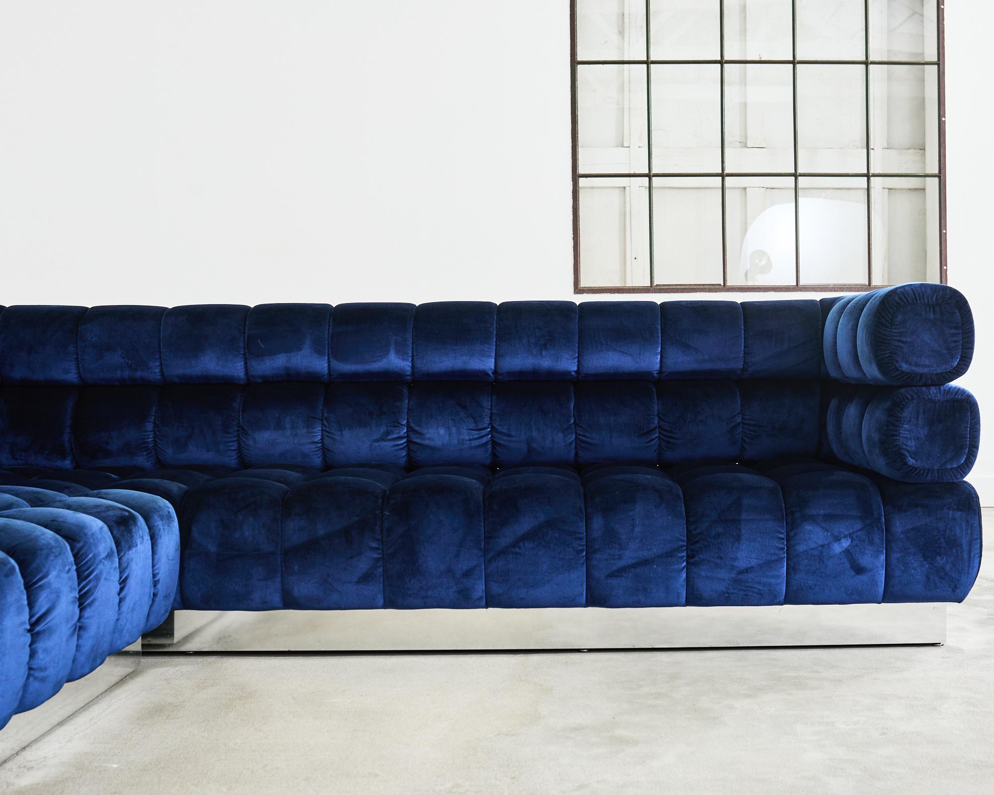 Divano componibile e pouf in velluto blu su misura di Todd Merrill in vendita 6