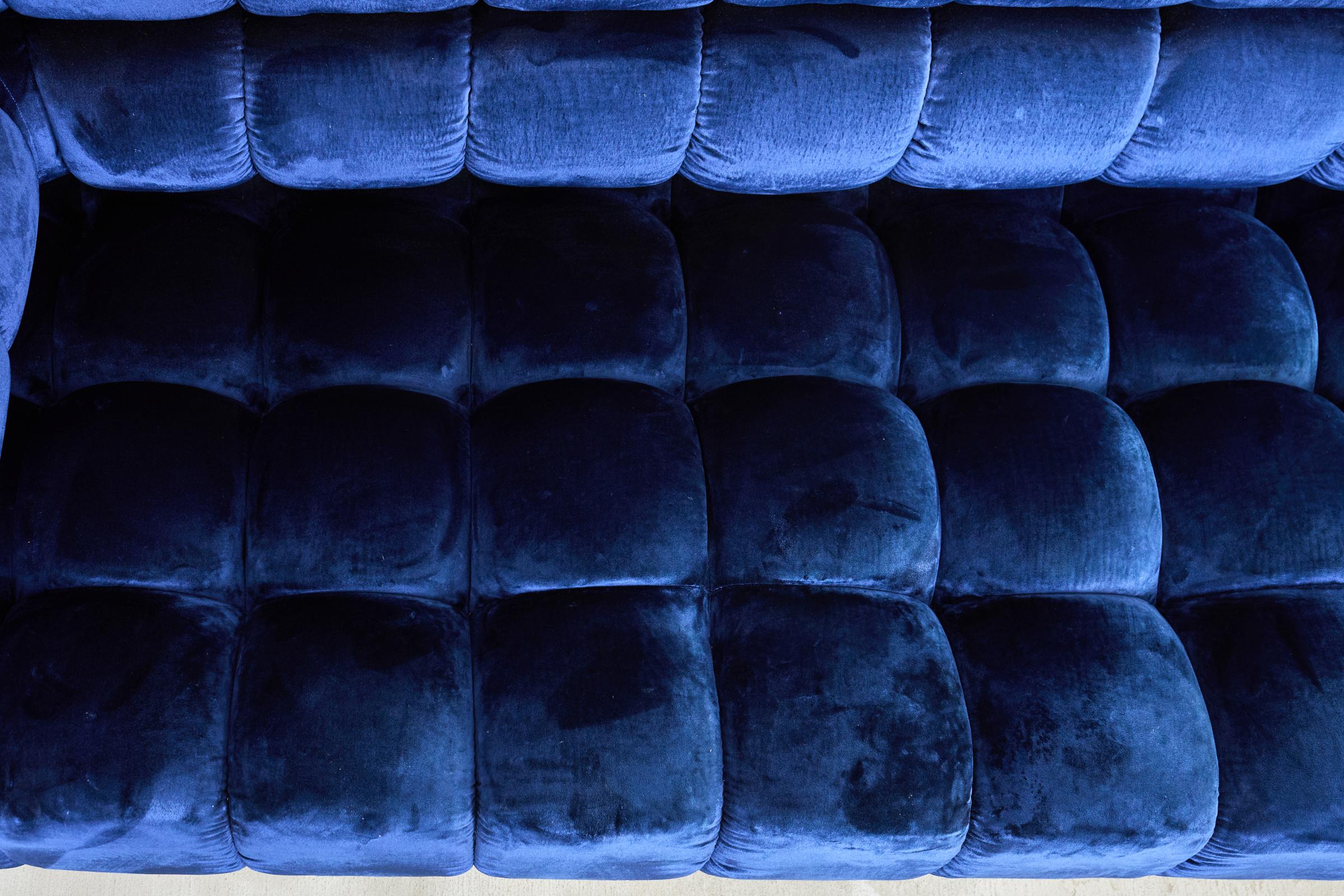 Divano componibile e pouf in velluto blu su misura di Todd Merrill in vendita 7