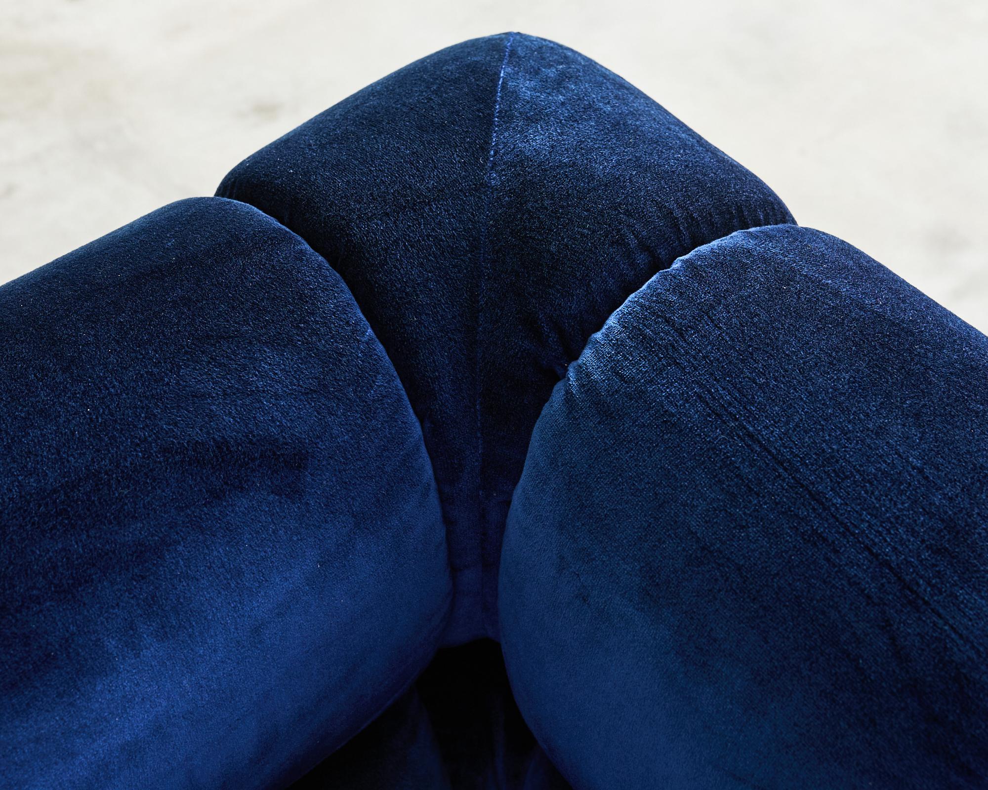 Divano componibile e pouf in velluto blu su misura di Todd Merrill in vendita 8