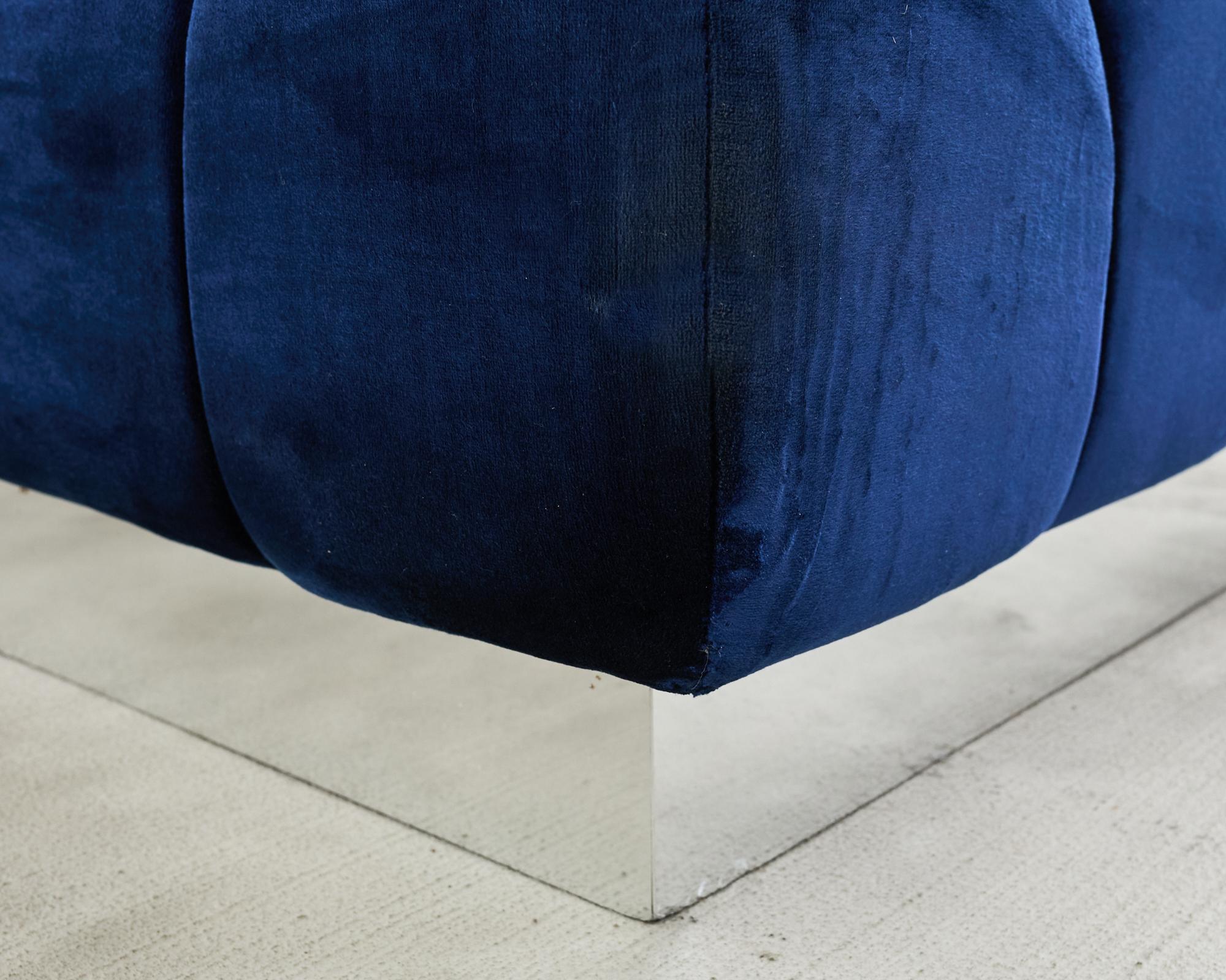 Divano componibile e pouf in velluto blu su misura di Todd Merrill in vendita 9