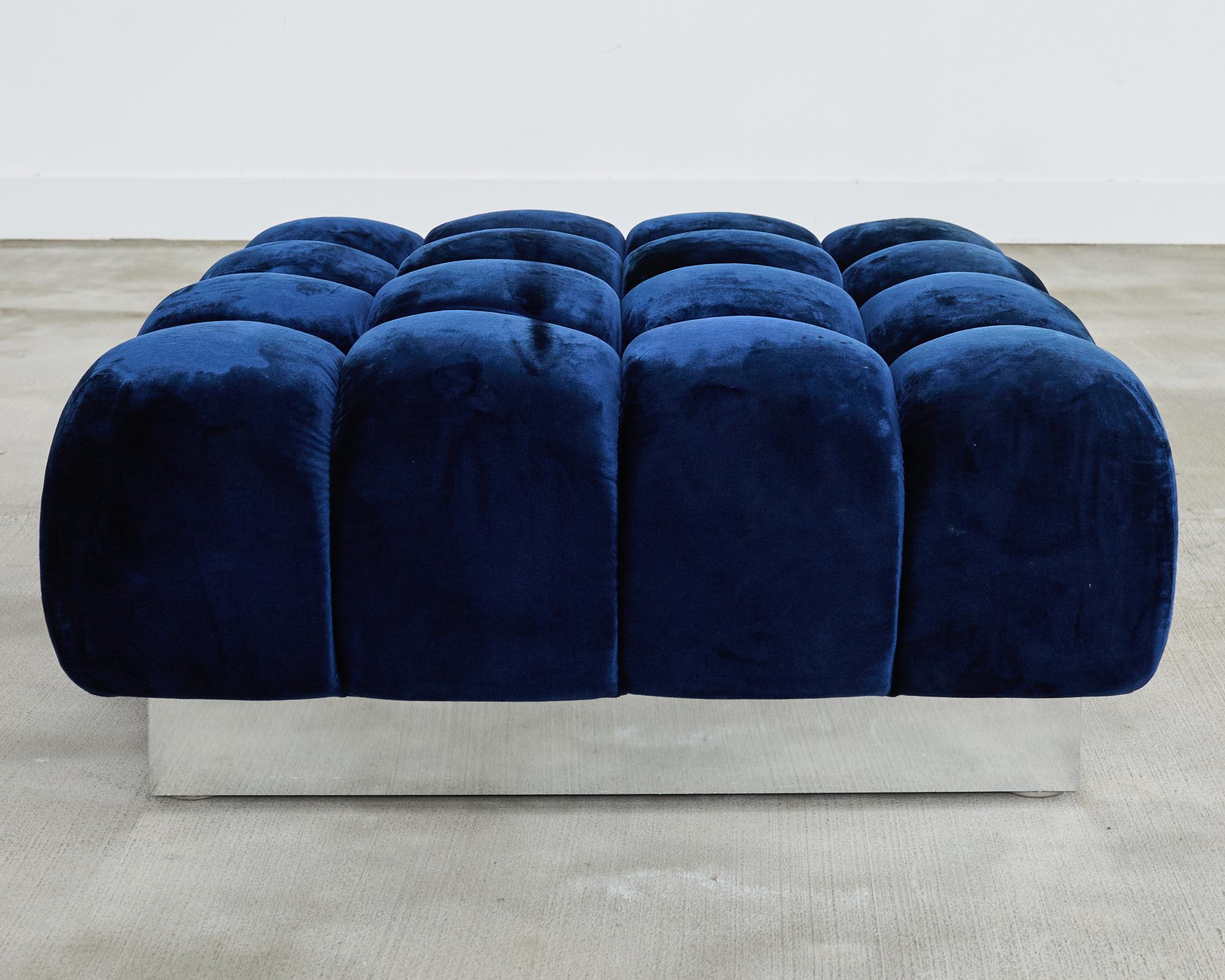 Divano componibile e pouf in velluto blu su misura di Todd Merrill in vendita 11