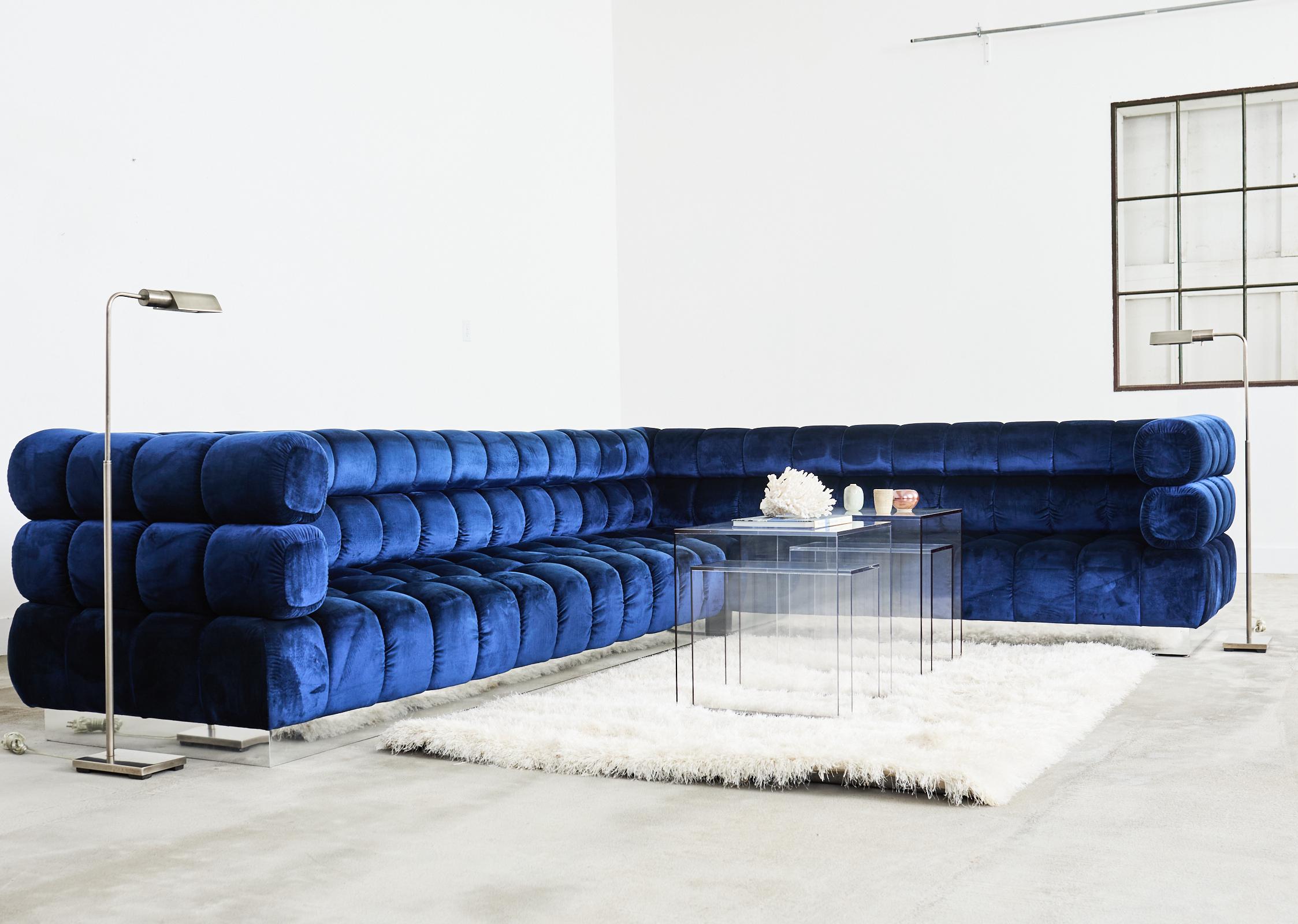 Incredibile divano componibile monumentale in velluto di seta blu cobalto con pouf progettato da Todd Merrill Custom per un'installazione di Samantha Todhunter. Scala e presenza drammatiche ispirate agli iconici design di Harvey Probber. Il grande