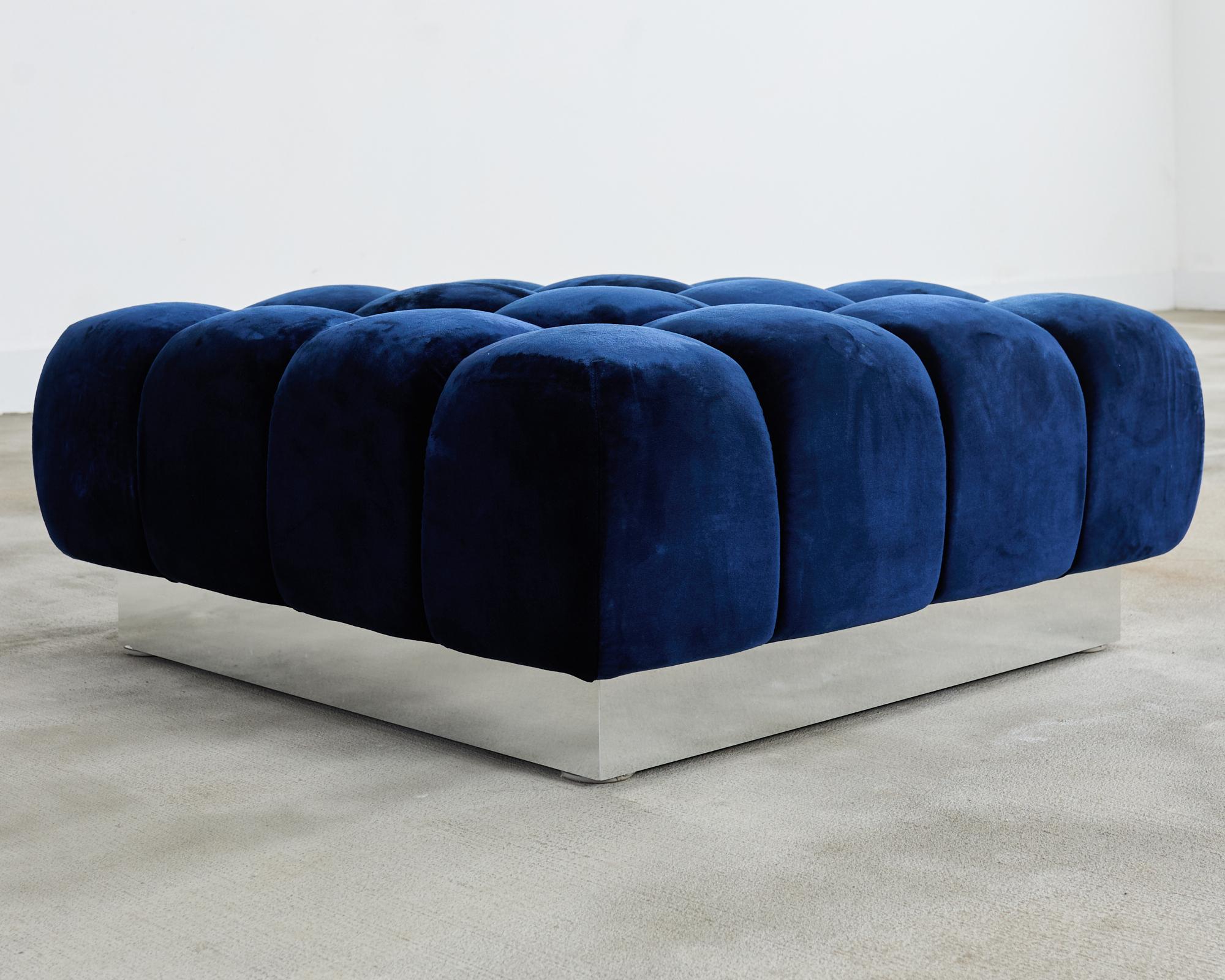 Divano componibile e pouf in velluto blu su misura di Todd Merrill in vendita 12