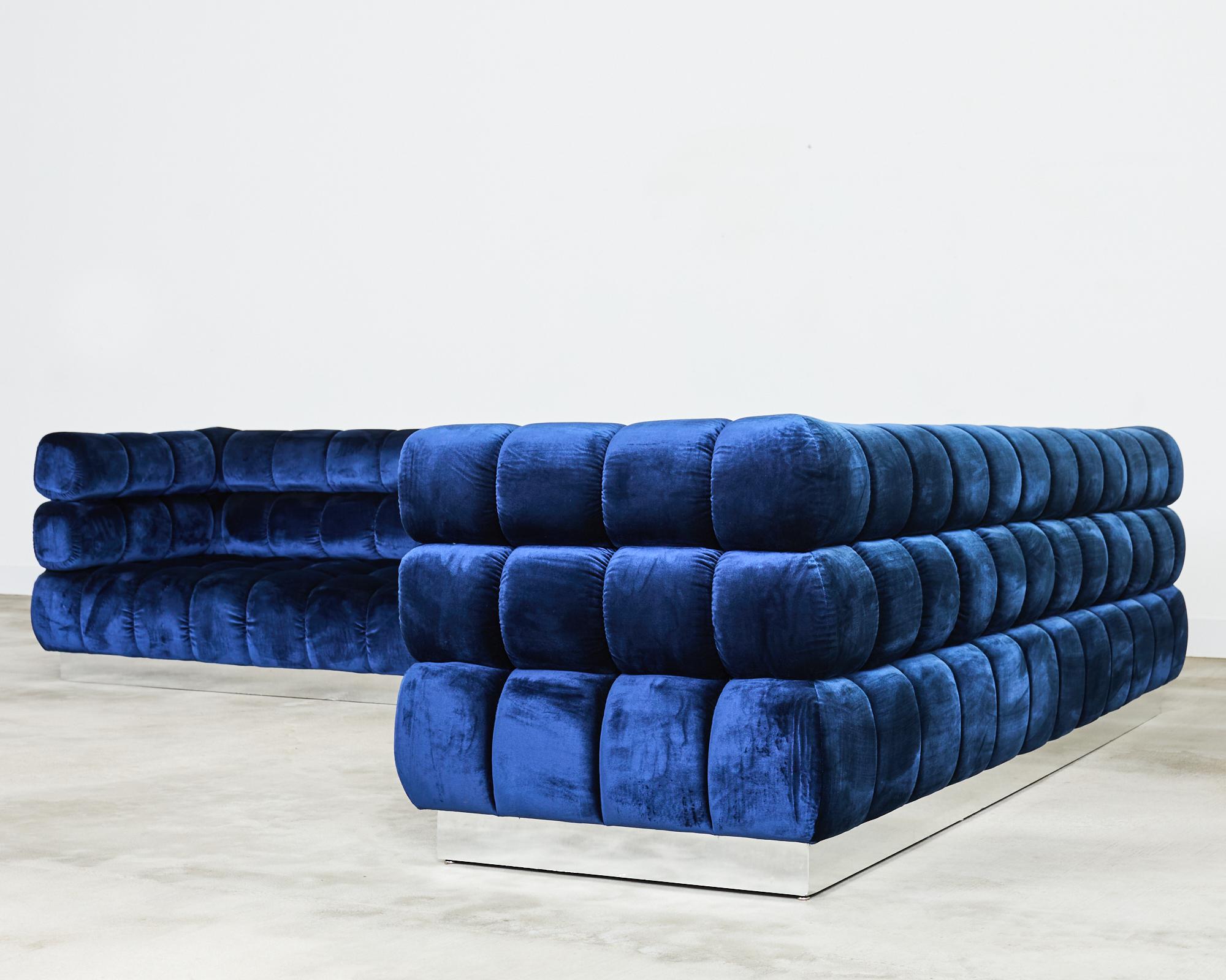 Fatto a mano Divano componibile e pouf in velluto blu su misura di Todd Merrill in vendita