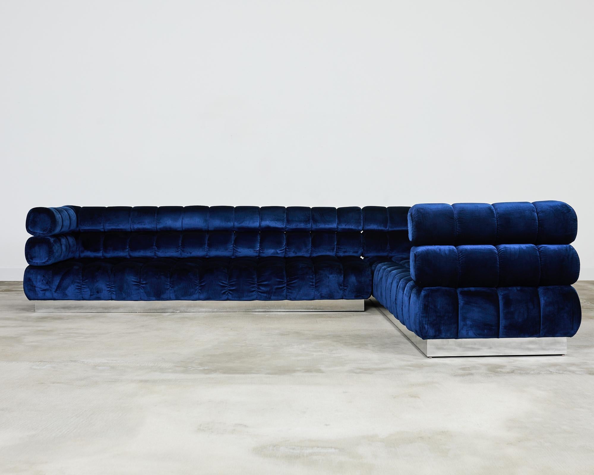 XXI secolo e contemporaneo Divano componibile e pouf in velluto blu su misura di Todd Merrill in vendita