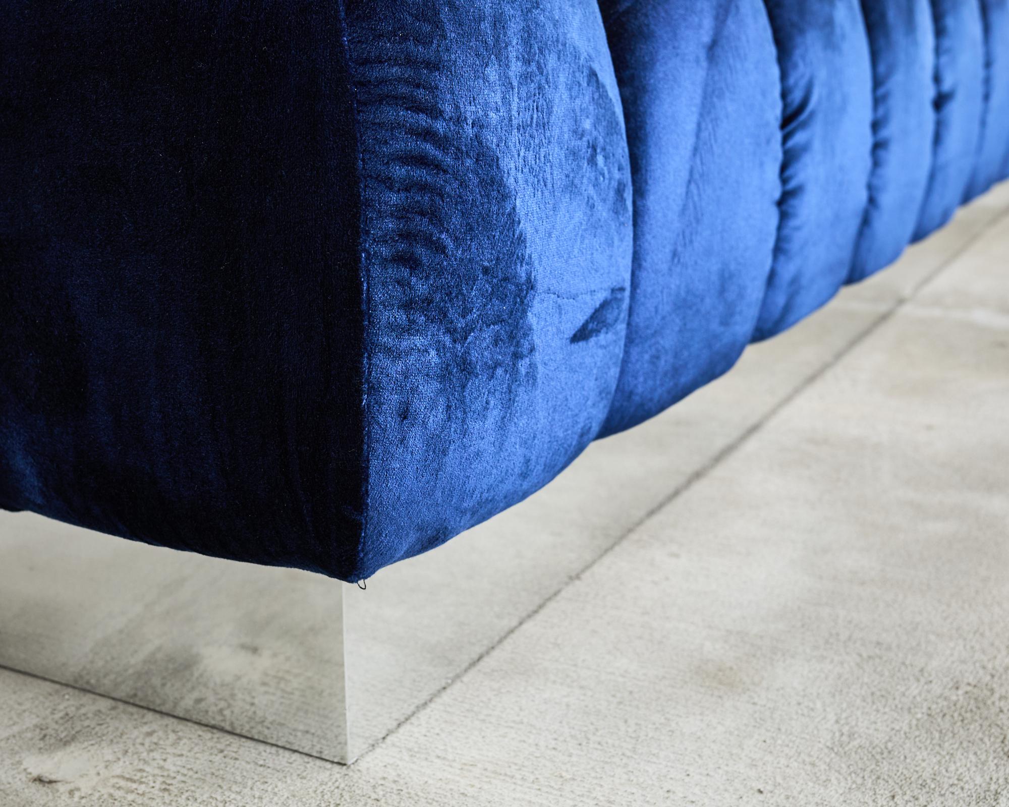 Acciaio Divano componibile e pouf in velluto blu su misura di Todd Merrill in vendita