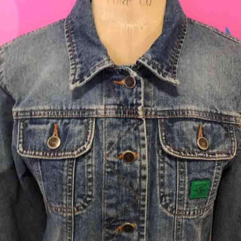 The classic denim jackets by Todd Oldham Jeans line TO2 is always a great vintage find! Pair this fitted jacket with fitted skinny jeans and boots for a great fall look.

Size M
Across the chest - 18 1/2 in.
Across the waist - 17 1/2 in.
Shoulder to